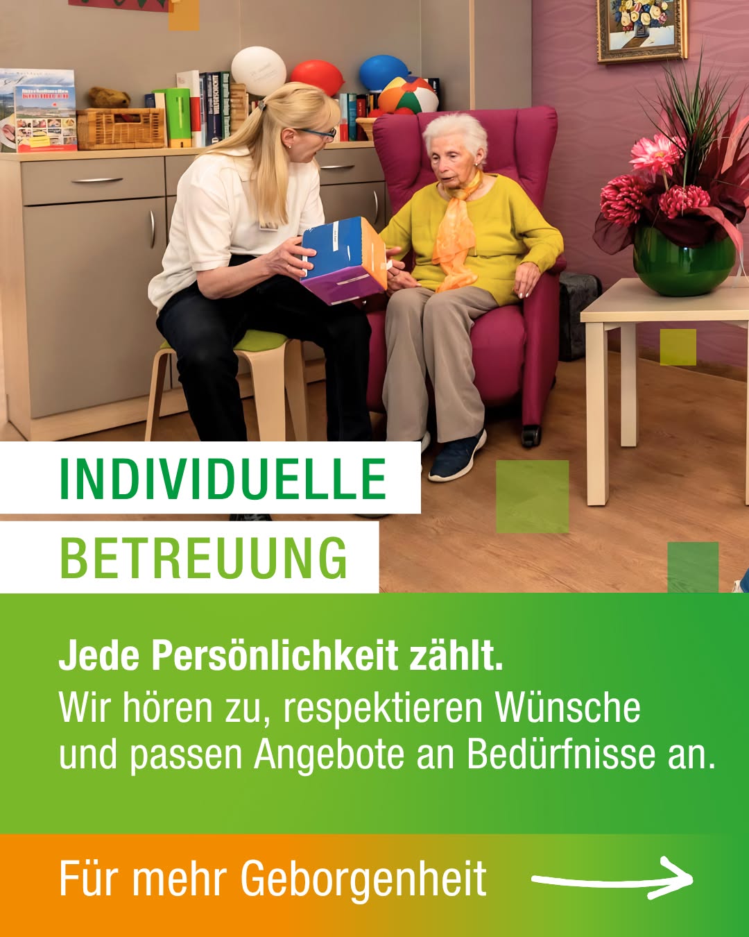Zwei Personen sitzen sich in einem Raum gegenüber, wobei eine Person der anderen ein buntes Buch zeigt. Im Vordergrund steht der Schriftzug "INDIVIDUELLE BETREUUNG" sowie der Text "Jede Persönlichkeit zählt. Wir hören zu, respektieren Wünsche und passen Angebote an Bedürfnisse an." Am unteren Rand befindet sich der Text "Für mehr Geborgenheit" mit einem Pfeil nach rechts. (KI-Alternativtext)