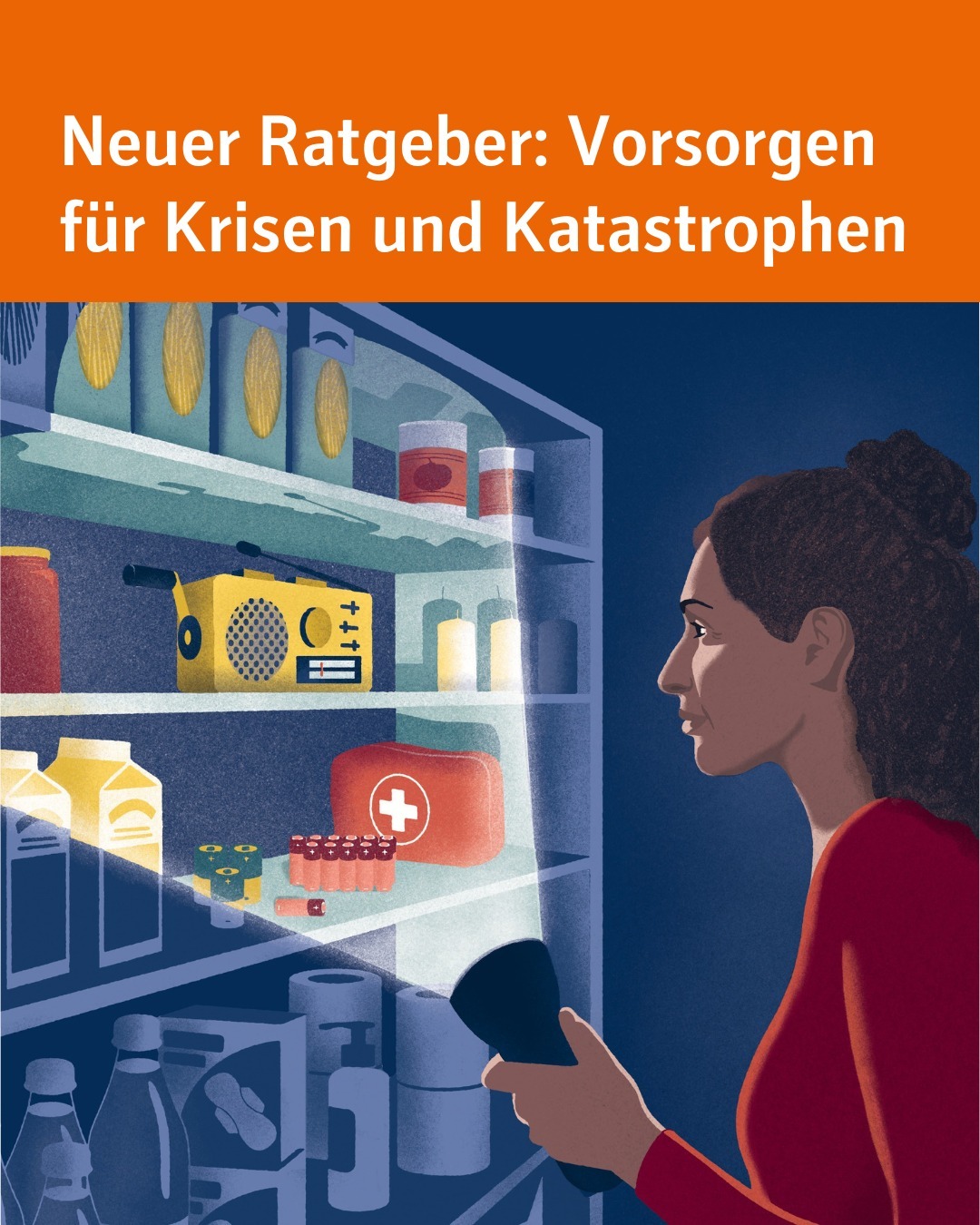 Eine Frau hält eine eingeschaltete Taschenlampe in der Hand und schaut sich damit ihr Vorratslager an. Bildtext: Neuer Ratgeber. Vorsorgen für Krisen und Katastrophen.