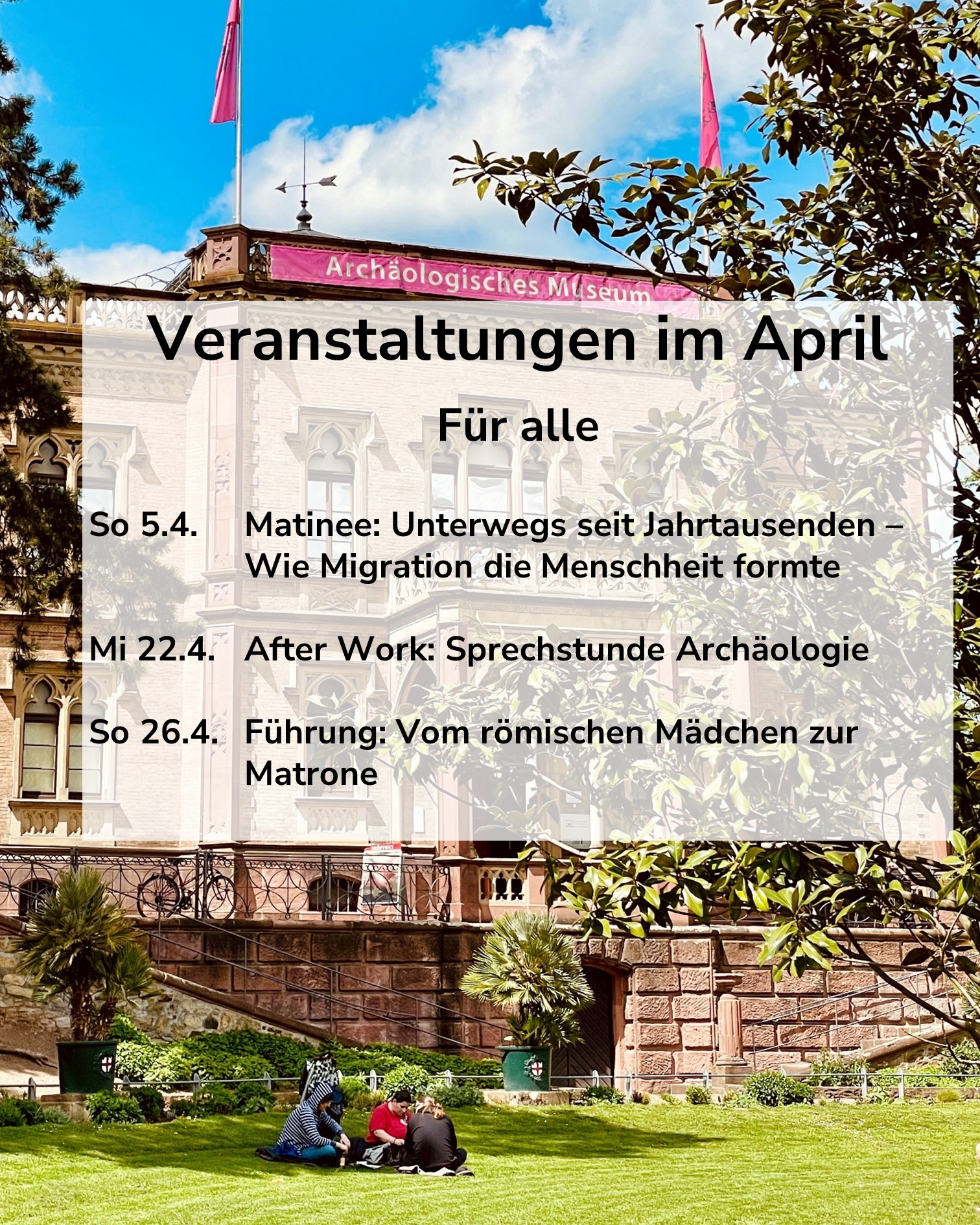 Dieser Alternativtext wurde KI-generiert: Ein farbiges Bild zeigt einen Veranstaltungskalender vor einem historischen Gebäude mit Bäumen. Der Kalender kündigt verschiedene Veranstaltungen im April an.