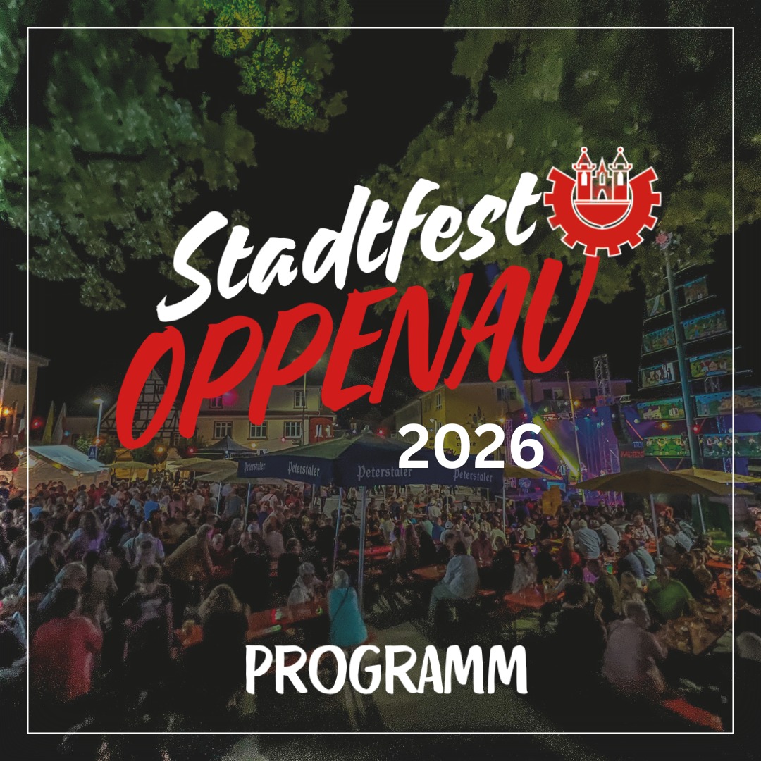 Plakat für das Stadtfest Oppenau 2026 mit der Aufschrift PROGRAMM am unteren Rand. Der Hintergrund zeigt eine belebte Festwiese bei Nacht, auf der viele Personen an Tischen unter Sonnenschirmen sitzen. Oben rechts ist ein rotes Logo mit einem Zahnrad und einer Burg zu sehen. (KI-Alternativtext)