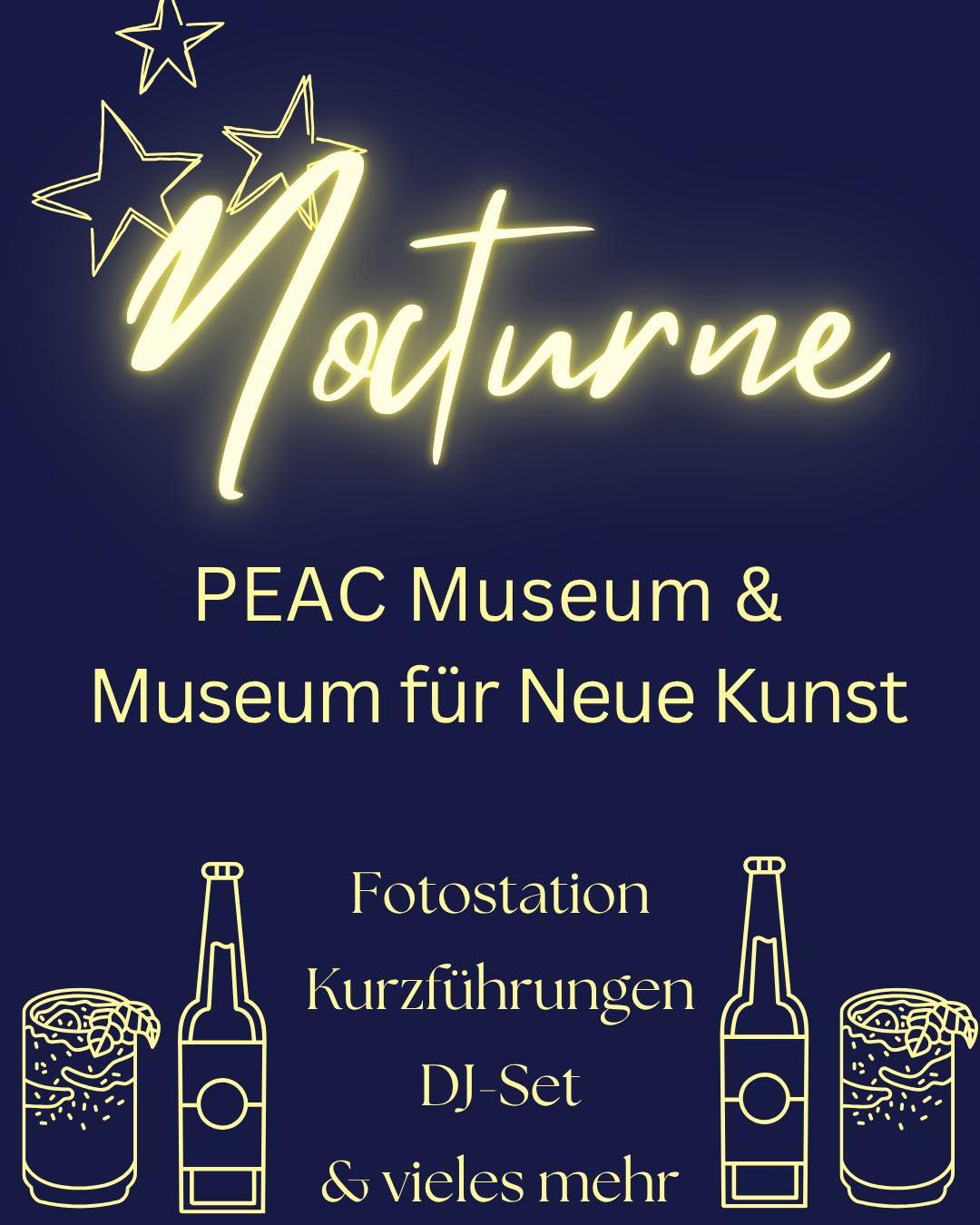 Dunkelblauer Hintergrund mit dem Schriftzug "Nocturne" in gelber Neon-Schrift und drei Sternen oben. Darunter stehen die Veranstalter "PEAC Museum & Museum für Neue Kunst". Im unteren Bereich werden "Fotostation", "Kurzführungen", "DJ-Set" und "& vieles mehr" aufgeführt, flankiert von Illustrationen von Flaschen und Gläsern. (KI-Alternativtext)