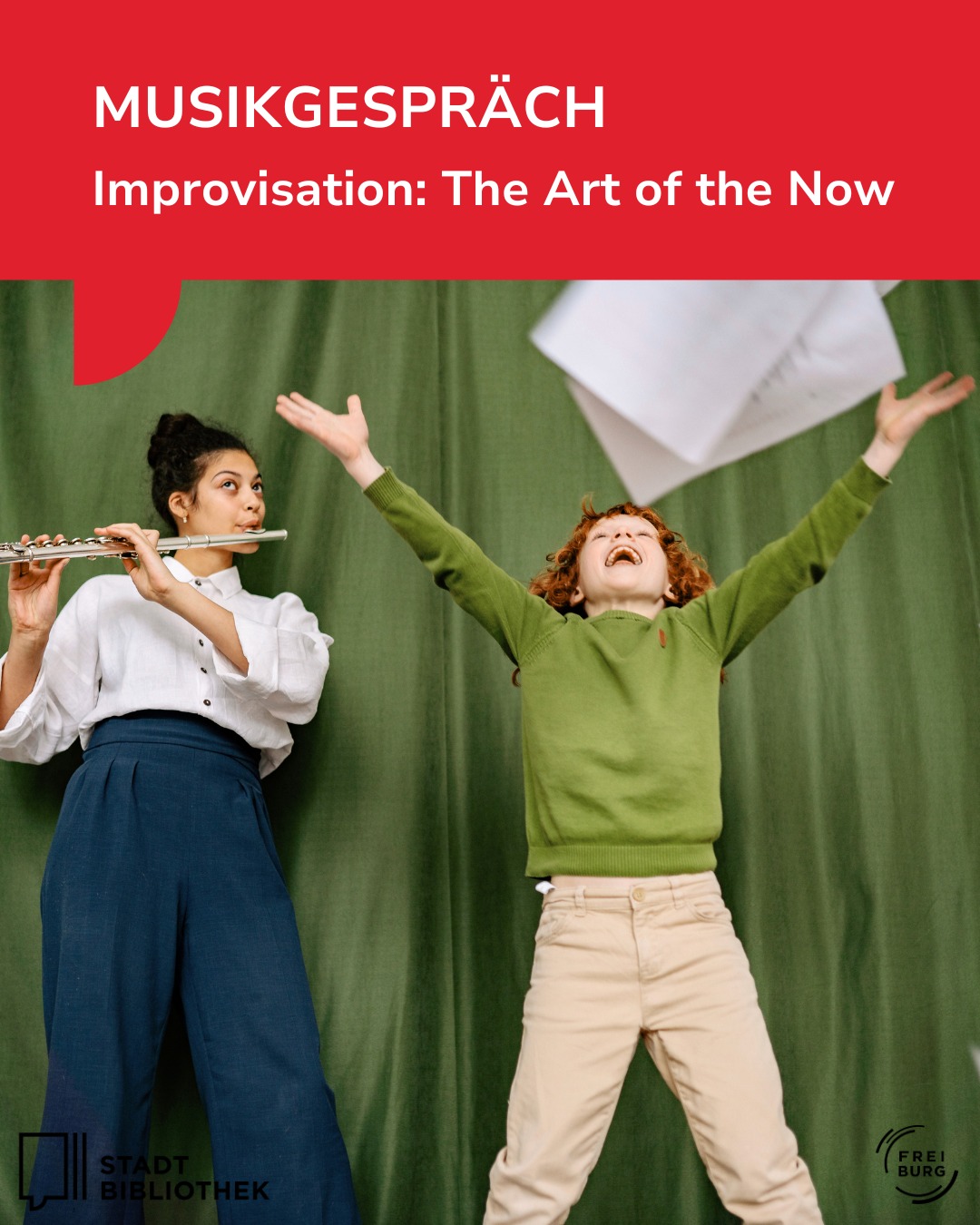 Ein Plakat mit rotem Kopfbereich, auf dem „MUSIKGESPRÄCH Improvisation: The Art of the Now“ steht. Vor einem grünen Vorhang spielt eine Person eine Flöte, während eine zweite Person mit erhobenen Armen Papiere in die Luft wirft. Unten links und rechts sind die Logos der Stadtbibliothek und der Freiburg platziert. (KI-Alternativtext)