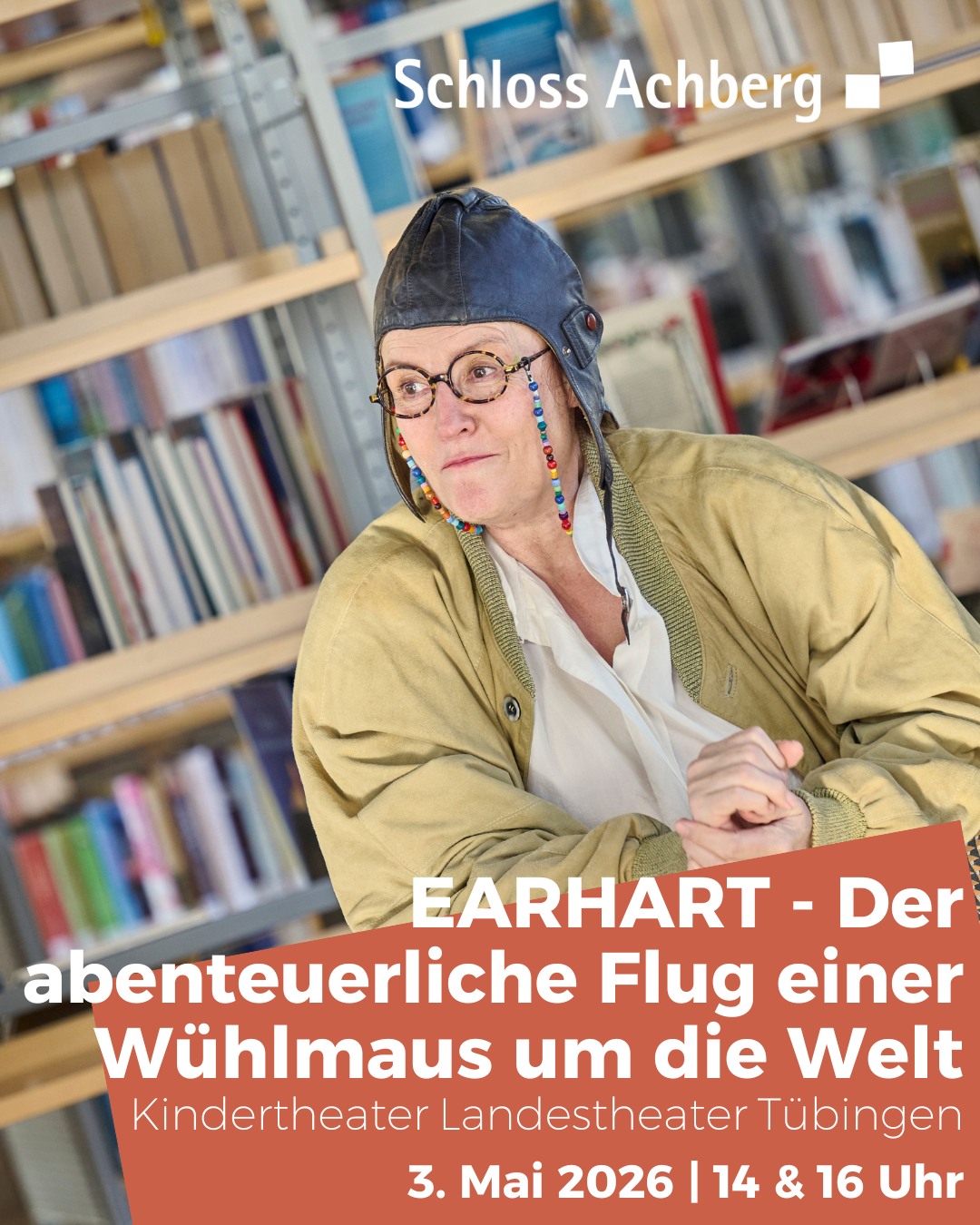 Dieser Alternativtext wurde KI-generiert: Farbintensives Bild einer Person mit Fliegerhaube und Brille, die in einem Bücherregal sitzt. Im Vordergrund befindet sich ein Veranstaltungshinweis für eine Theatervorstellung.