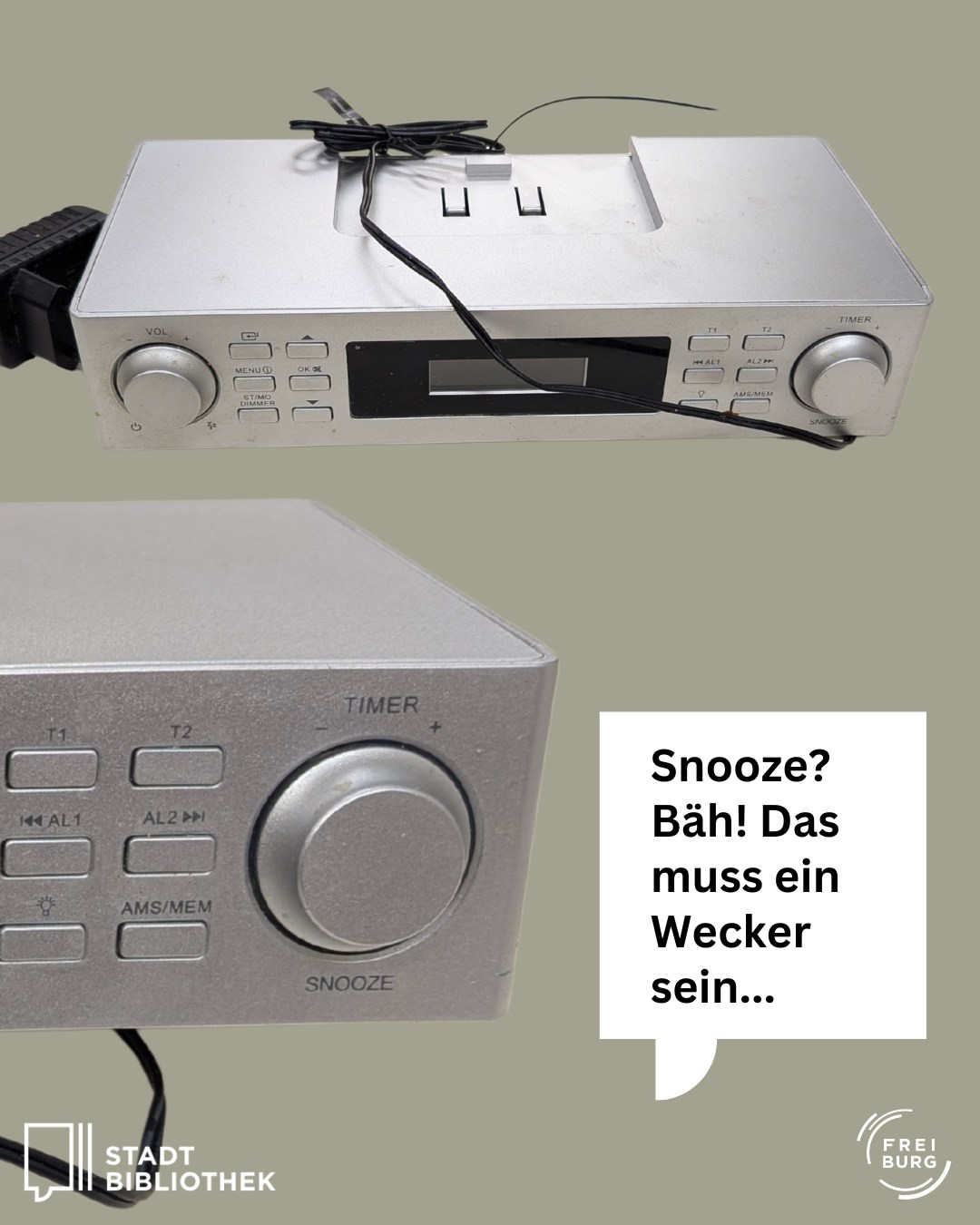 Dieser Alternativtext wurde KI-generiert: Ein silberfarbenes Radiogerät mit Kassettendeck und ein kleiner, zweiter Wecker stehen auf einer weißen Oberfläche. Das Bild ist farbig und zeigt Text auf dem unteren Wecker.