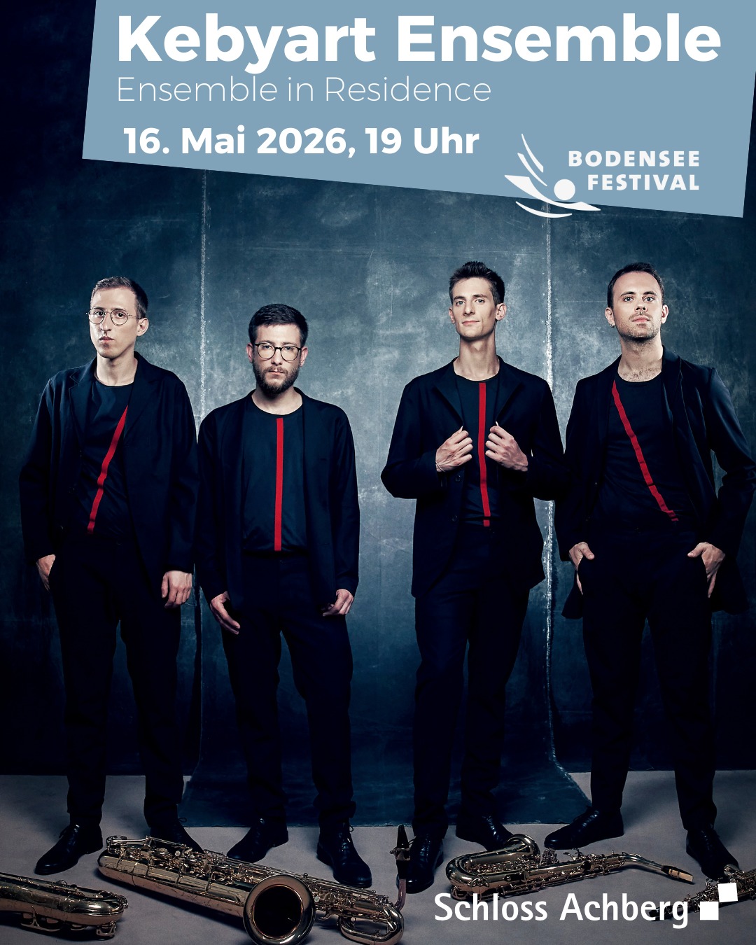 Dieser Alternativtext wurde KI-generiert: Ein Werbeplakat kündigt ein Musikensemble an, das am 16. Mai 2026 um 19 Uhr auftritt. Zu sehen sind vier Personen und Musikinstrumente im Vordergrund.