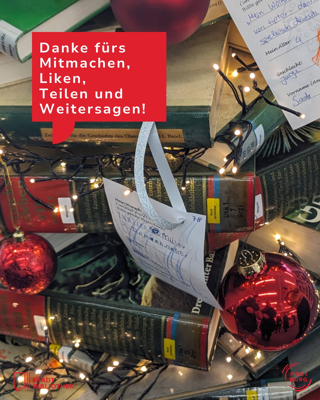 Dieser Alternativtext wurde KI-generiert: Ein festlich dekorierter Tisch mit Lichtern, Weihnachtsschmuck und Papieren. Im Hintergrund ist ein rotes Schild mit weißer Schrift zu sehen.