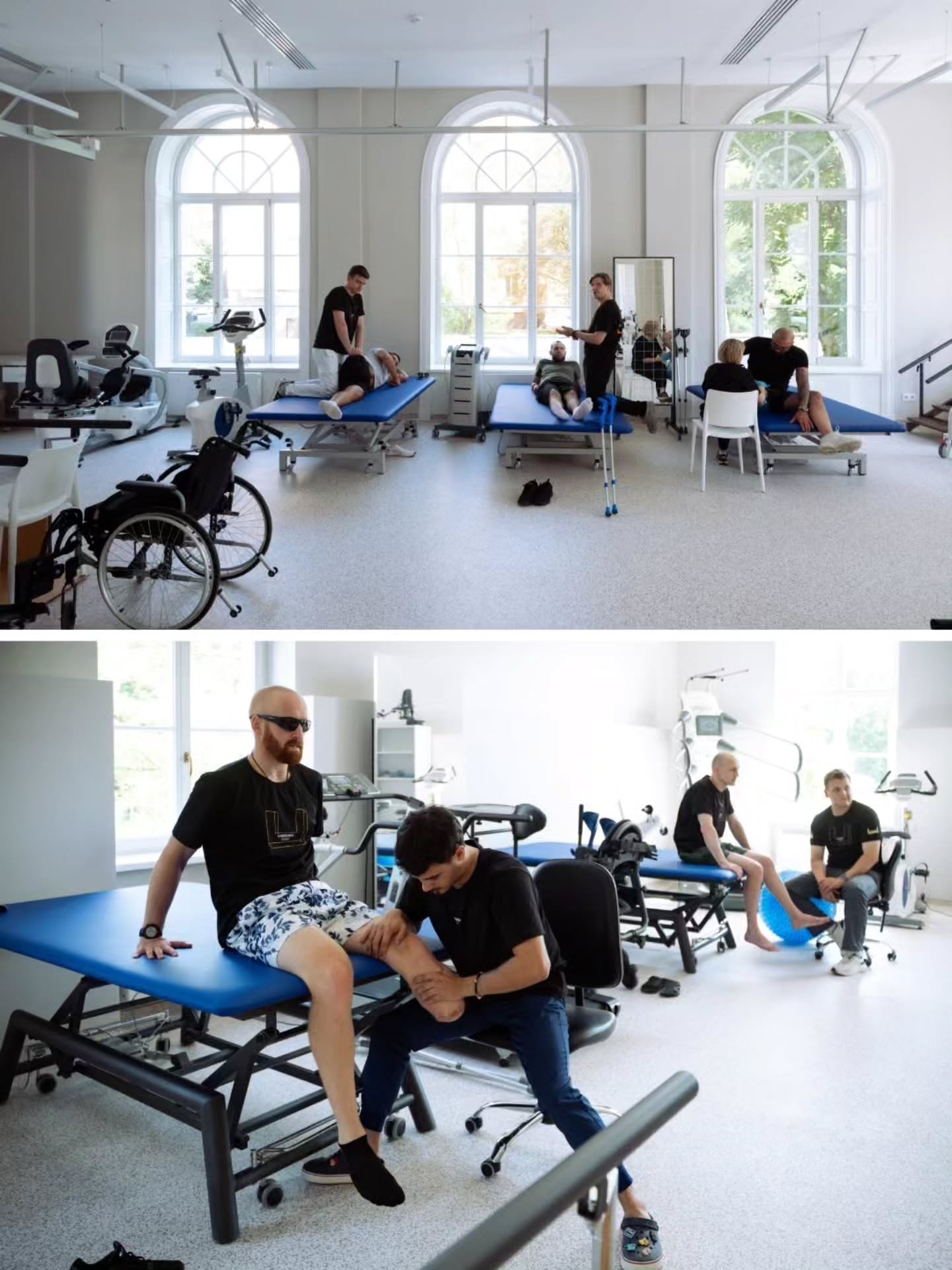Kollage aus zwei Aufnahmen einer Physiotherapiepraxis. Oben arbeiten mehrere Behandler in einem hellen Raum mit großen Fenstern an drei blauen Behandlungstischen mit Patienten. Unten massiert eine Person im Vordergrund das Bein einer sitzenden Person auf einem Tisch, während im Hintergrund weitere Personen auf Geräten sitzen. (KI-Alternativtext)