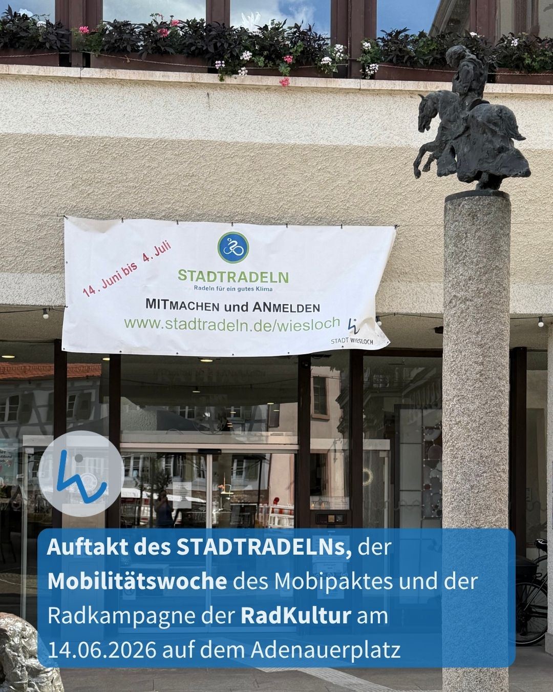 Weißes Banner mit der Aufschrift „STADTRADELN, 14. Juni bis 4. Juli, MITMACHEN und ANMELDEN, www.stadtradeln.de/wiesloch“ hängt an einer Fassade. Rechts daneben steht eine Bronzestatue eines Reiters auf einem Sockel. Unten im Bild ein blauer Textblock mit Informationen zum Auftakt der Kampagne am 14.06.2026 auf dem Adenauerplatz. (KI-Alternativtext)