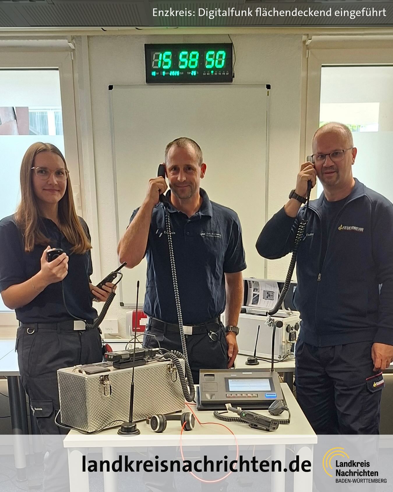 Dieser Alternativtext wurde KI-generiert: Ein Innenraum mit technischer Ausrüstung und mehreren Personen mit Funkgeräten. Im Vordergrund befindet sich eine digitale Anzeige und ein Logo mit der Aufschrift 'landkreisnachrichten.de'.