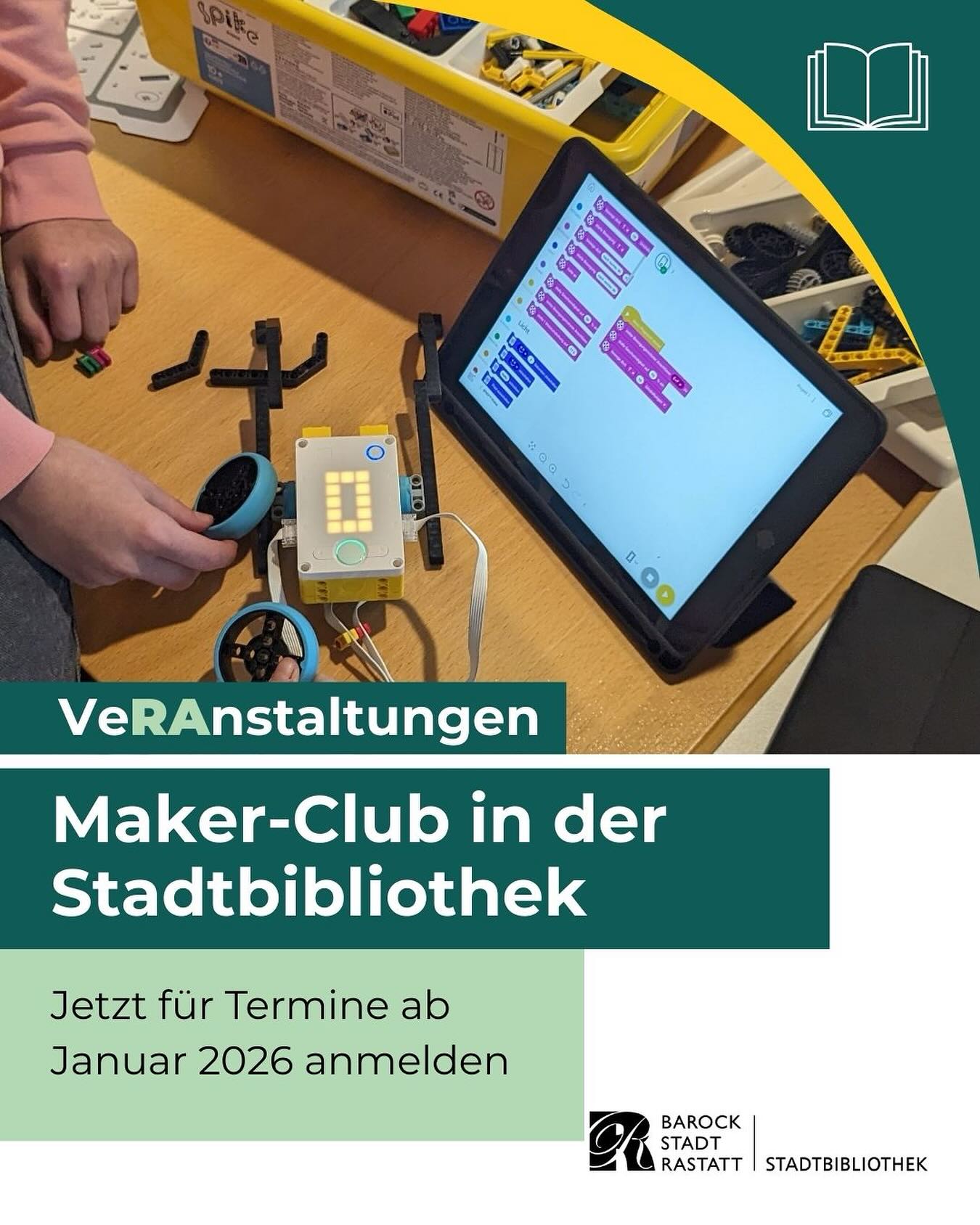 Dieser Alternativtext wurde KI-generiert: Ein Tisch mit verschiedenen elektronischen Bauteilen und einem Tablet. Im unteren Bereich ein Werbebanner für einen Maker-Club in der Stadtbibliothek.