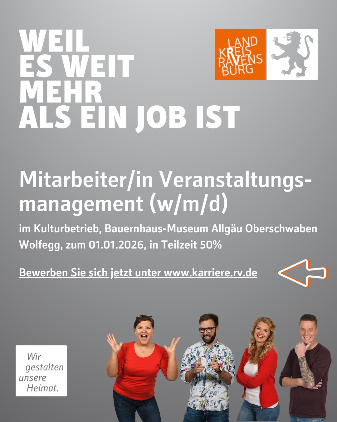 Dieser Alternativtext wurde KI-generiert: Schwarzes Plakat mit weißem Text, der eine Stellenanzeige bewirbt. Darunter eine Gruppe von lächelnden Personen im Freien.