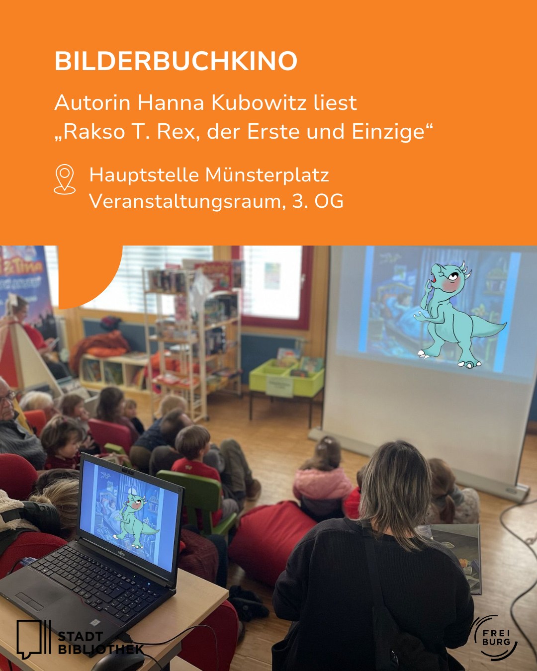 Dieser Alternativtext wurde KI-generiert: Ein Raum mit Sitzgelegenheiten, in dem Menschen einem Bildschirm zusehen. Auf dem Bildschirm und einem Poster ist ein lilafarbenes Dinosaurier-Motiv zu sehen.