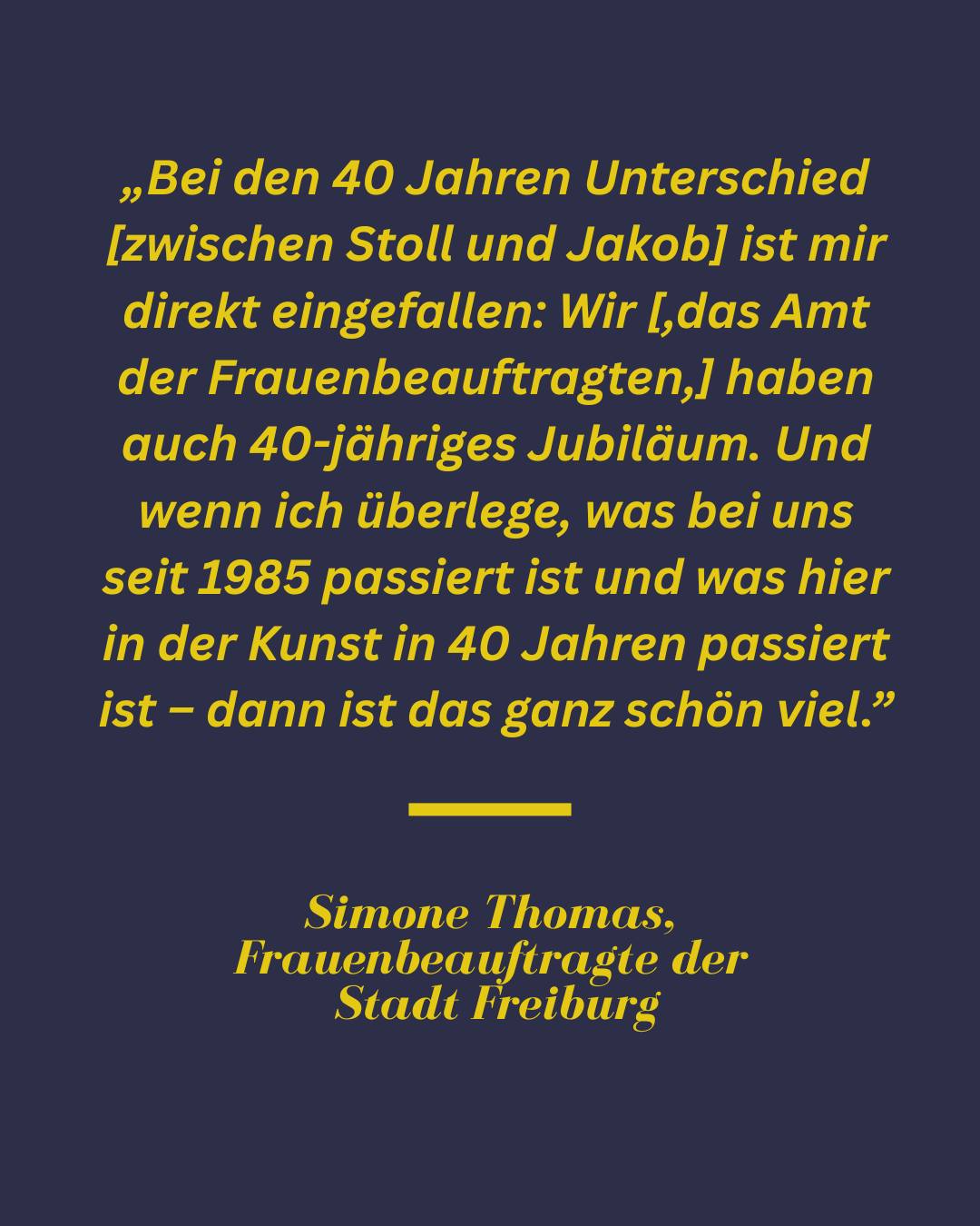Dieser Alternativtext wurde KI-generiert: Schwarzer Hintergrund mit weißem Text. Der Text beinhaltet eine Aussage über den Unterschied zwischen zwei Dingen und ein Jubiläum, sowie eine Unterschrift am unteren Rand.
