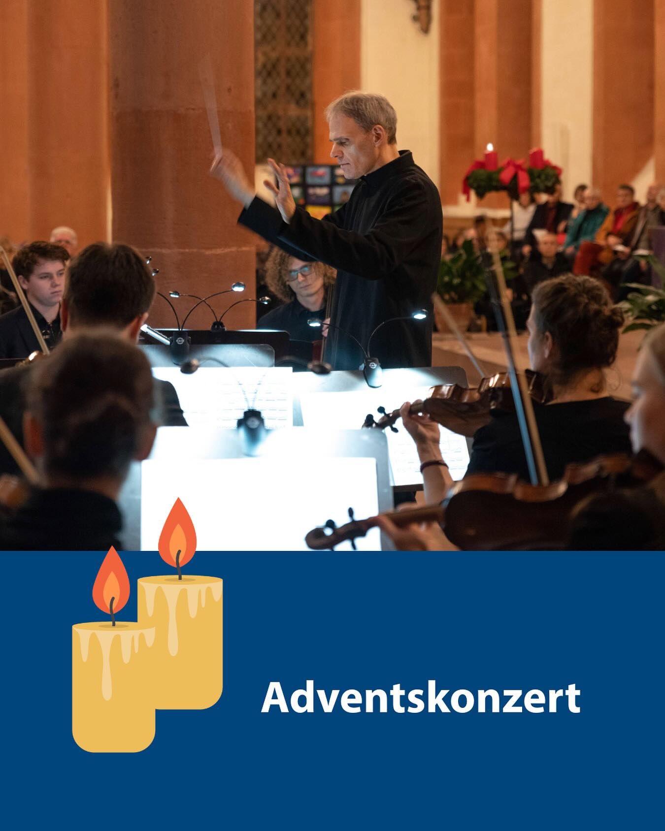 Dieser Alternativtext wurde KI-generiert: Ein Dirigent leitet ein Orchester während eines Konzerts. Im Vordergrund sind Notenblätter und brennende Kerzen zu sehen.