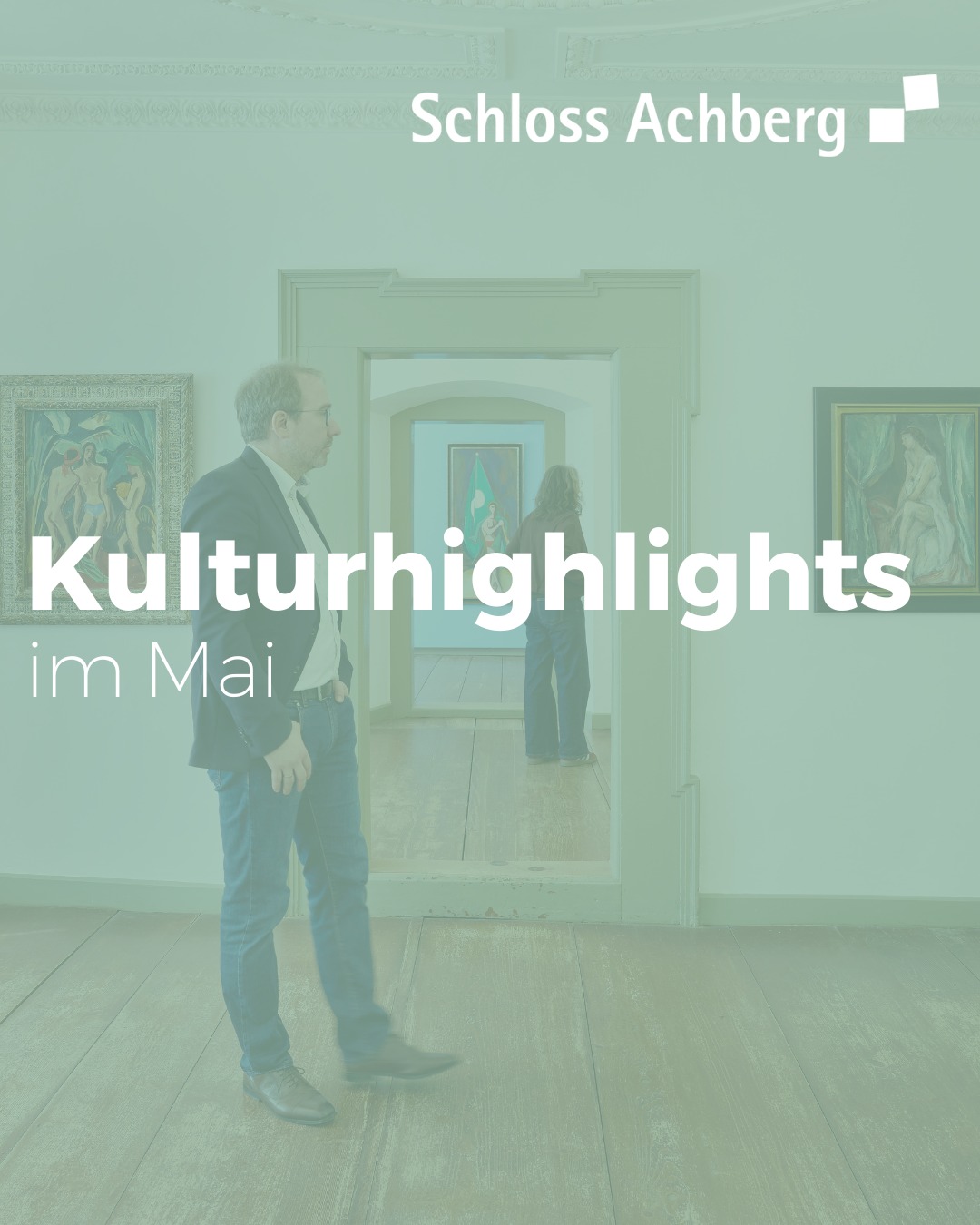 Dieser Alternativtext wurde KI-generiert: Innenaufnahme eines Raums mit Kunstwerken an den Wänden. Mehrere Personen betrachten die Gemälde in einer Galerie.