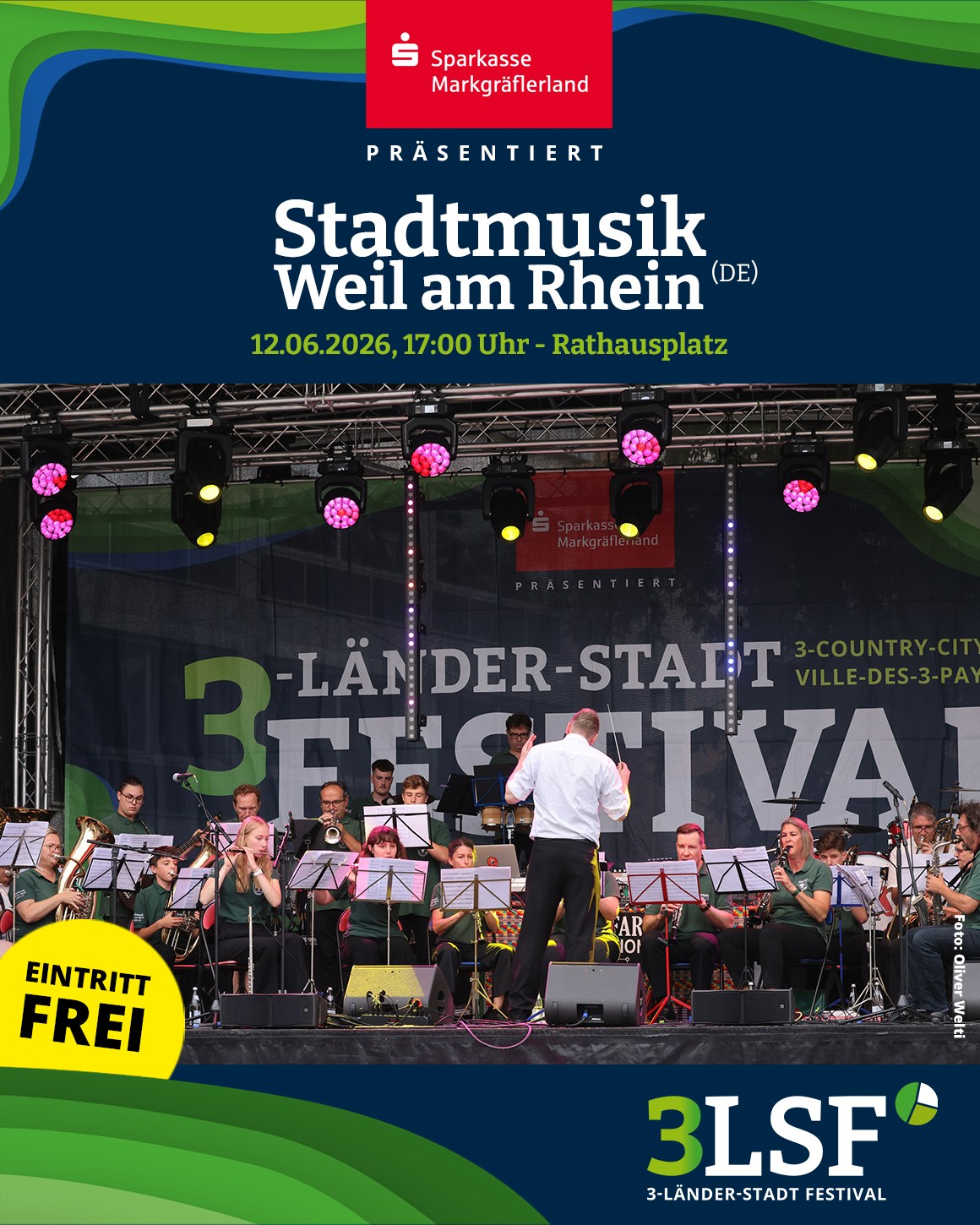 Plakat für ein kostenloses Stadtmusik-Konzert in Weil am Rhein am 12.06.2026, 17:00 Uhr auf dem Rathausplatz, präsentiert von Sparkasse Markgräflerland im Rahmen des 3-Länder-Stadt Festivals. Auf der Bühne dirigiert eine Person ein Orchester vor einem Banner mit Festival-Logo und Bühnenbeleuchtung. (KI-Alternativtext)