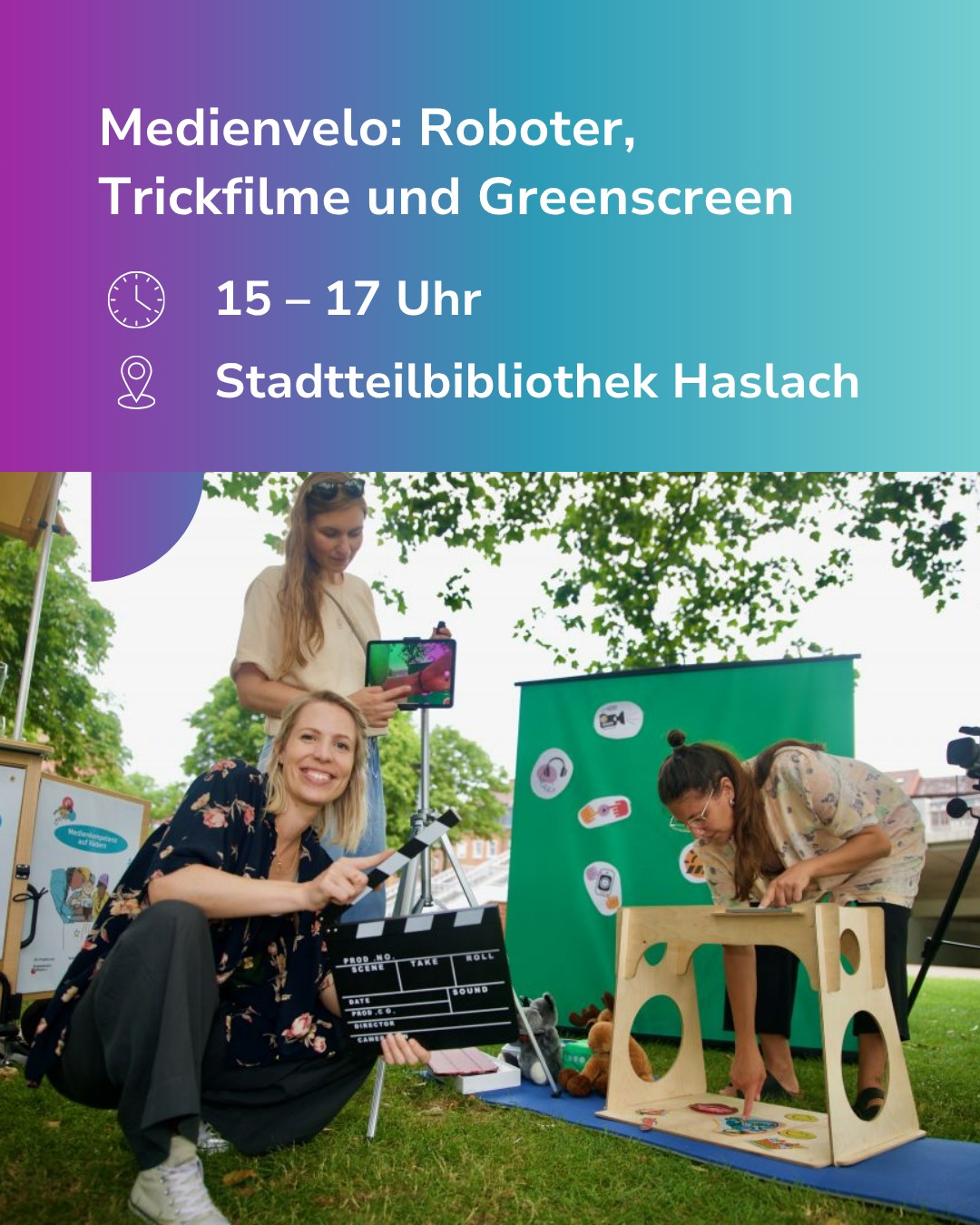 Dieser Alternativtext wurde KI-generiert: Ein farbiges Bild zeigt Menschen bei einer Outdoor-Aktivität mit Technik und einem Greenscreen. Im Hintergrund sind Bäume und eine Bibliothek zu sehen.