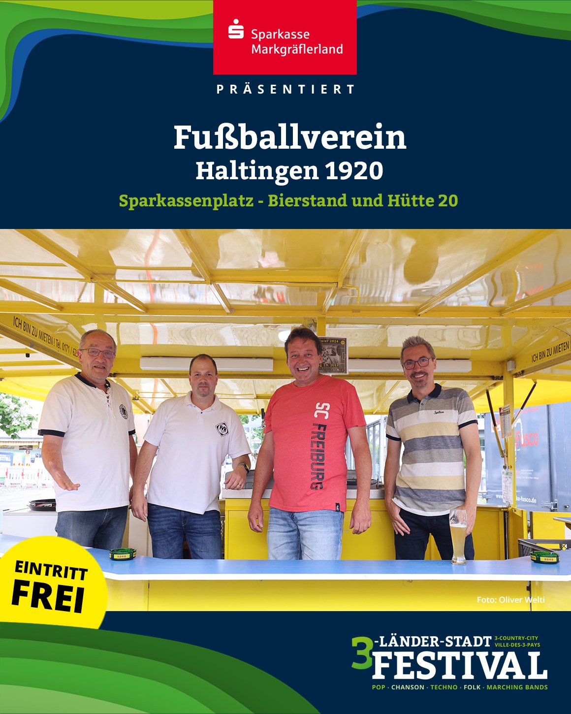 Das Bild zeigt vier Personen, die an einem gelben Stand stehen. Im Hintergrund befinden sich Logos und der Text "Fußballverein Haltingen 1920".