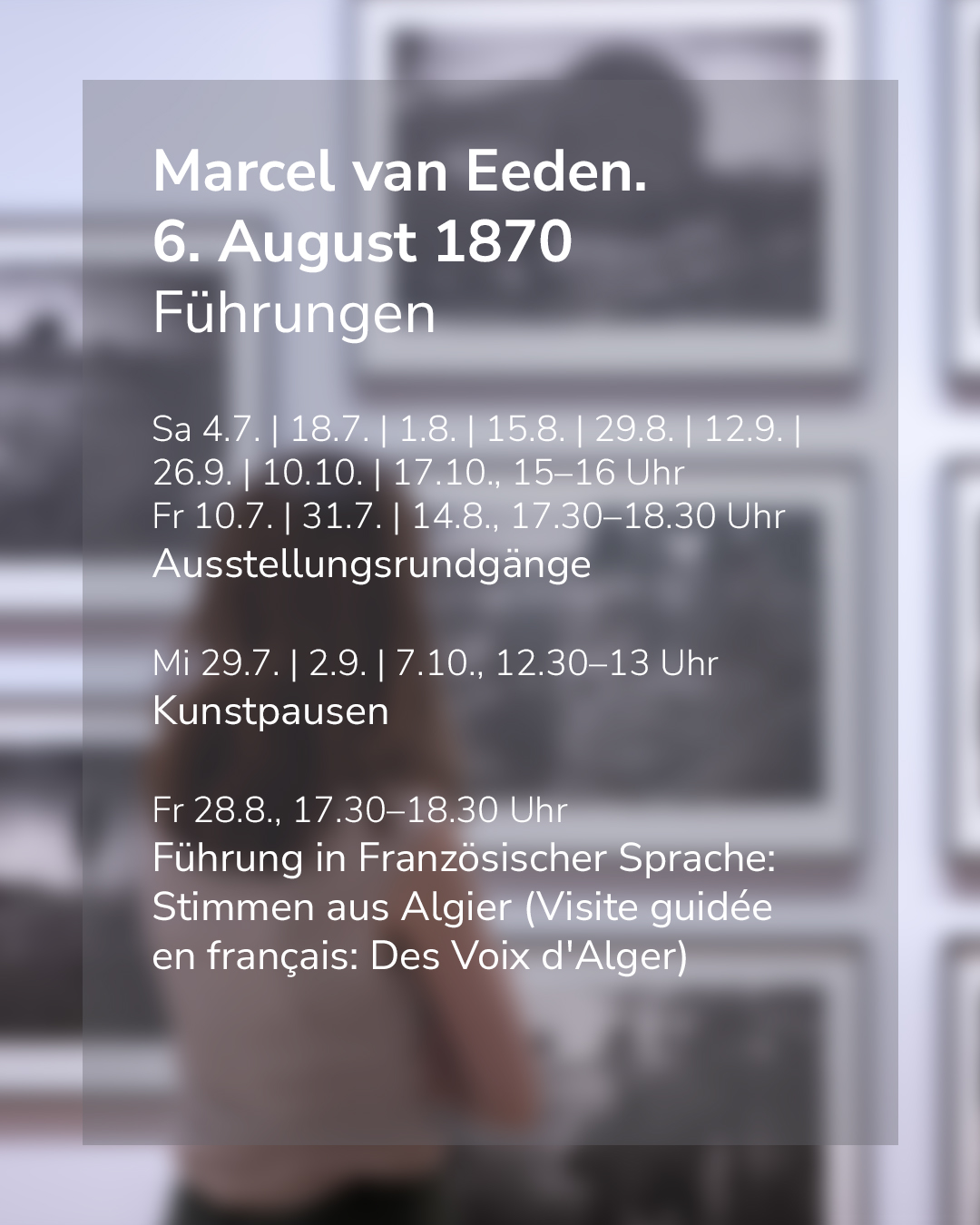 Texttafel vor unscharfem Hintergrund mit gerahmten Bildern und einer Person. Es werden Termine für Führungen, Ausstellungsrundgänge und Kunstpausen zur Ausstellung „Marcel van Eeden. 6. August 1870“ aufgelistet. Am Ende steht eine Führung in französischer Sprache mit dem Titel „Stimmen aus Algier“. (KI-Alternativtext)