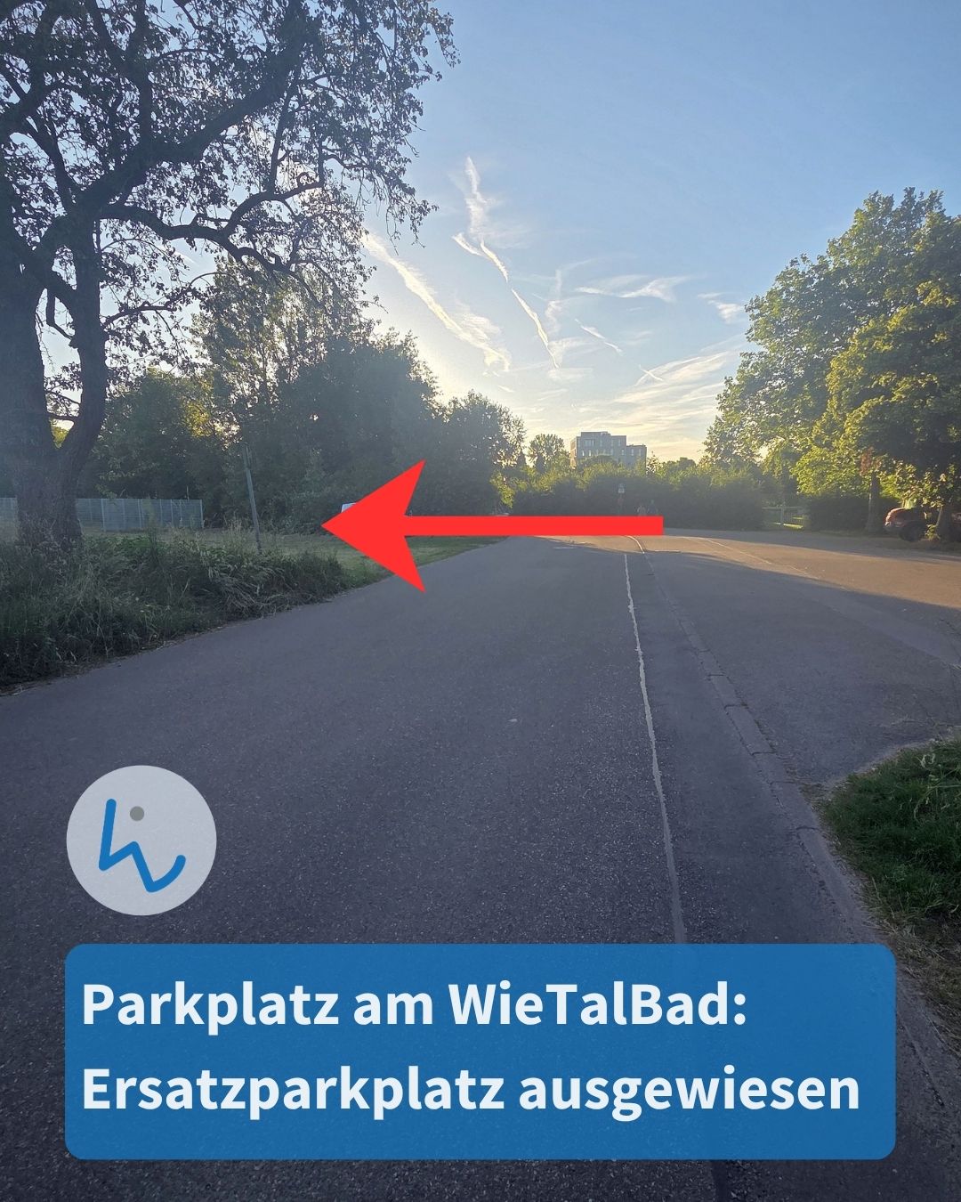 Straße mit rotem Pfeil nach links, der auf einen Parkplatz am WieTalBad hinweist; blauer Textblock unten mit Hinweis auf ausgewiesenen Ersatzparkplatz. (KI-Alternativtext)