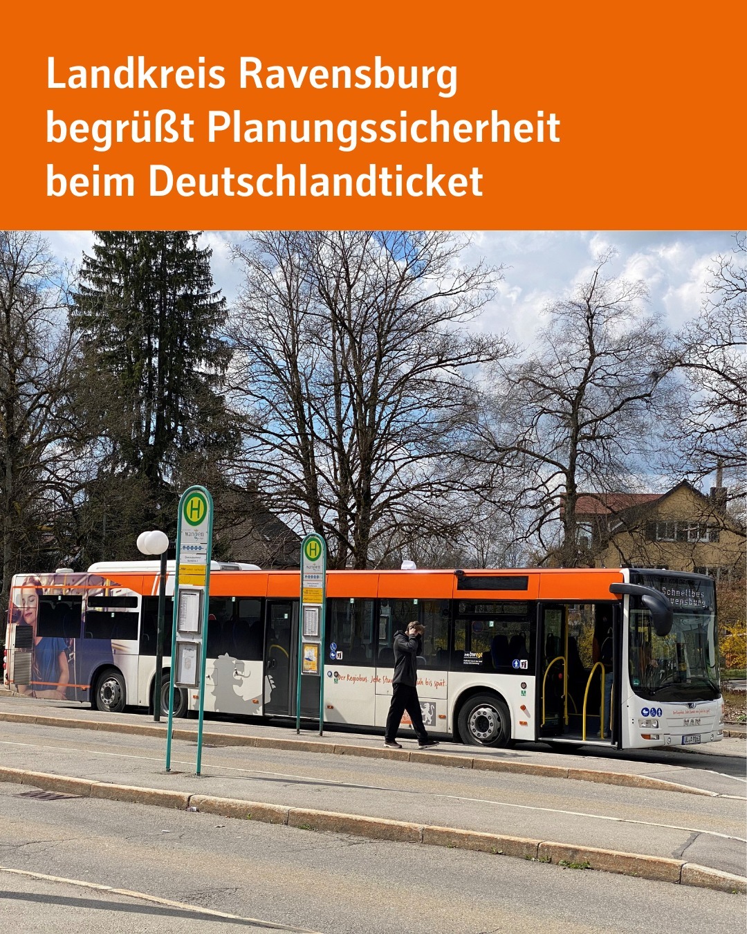 Text im Bild: Landkreis Ravensburg
begrüßt Planungssicherheit
beim Deutschlandticket
Das Bild zeigt einen Regiobus des Landkreises Ravensburg an einer Haltestelle in Wangen im Allgäu.