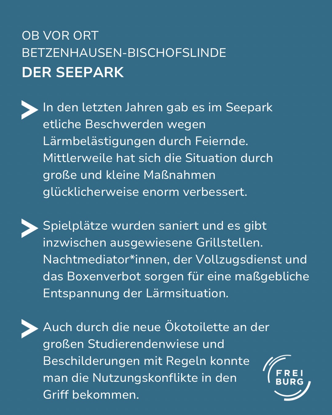 Dieser Alternativtext wurde KI-generiert: Schwarz-weißes Bild mit Text über Verbesserungen in einem Parkbereich, einschließlich Spielplätzen, Grillplätzen und Toiletten. Ein Logo ist im unteren rechten Bildbereich sichtbar.