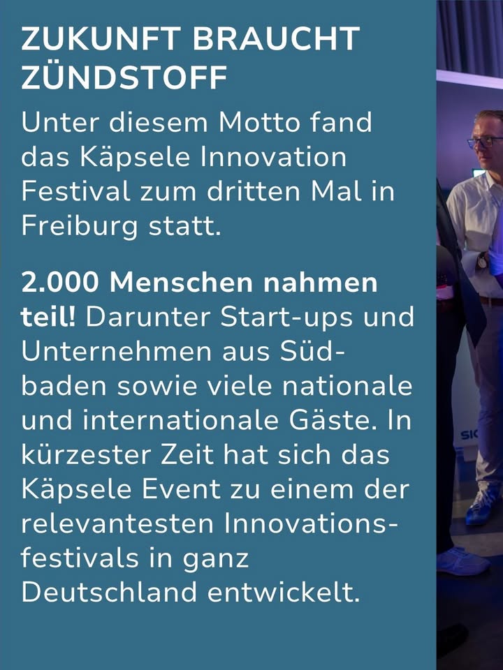 Blaues Informationsbild mit weißer Schrift und der Überschrift „ZUKUNFT BRAUCHT ZÜNDSTOFF“. Der Text informiert über das Käpsele Innovation Festival in Freiburg, das zum dritten Mal stattfand, 2.000 Teilnehmer aus Start-ups und Unternehmen aus Südbaden sowie nationale und internationale Gäste anzog und sich zu einem der relevantesten Innovationsfestivals in Deutschland entwickelt hat. Rechts ist eine Person im weißen Hemd auf einer Veranstaltung zu sehen. (KI-Alternativtext)