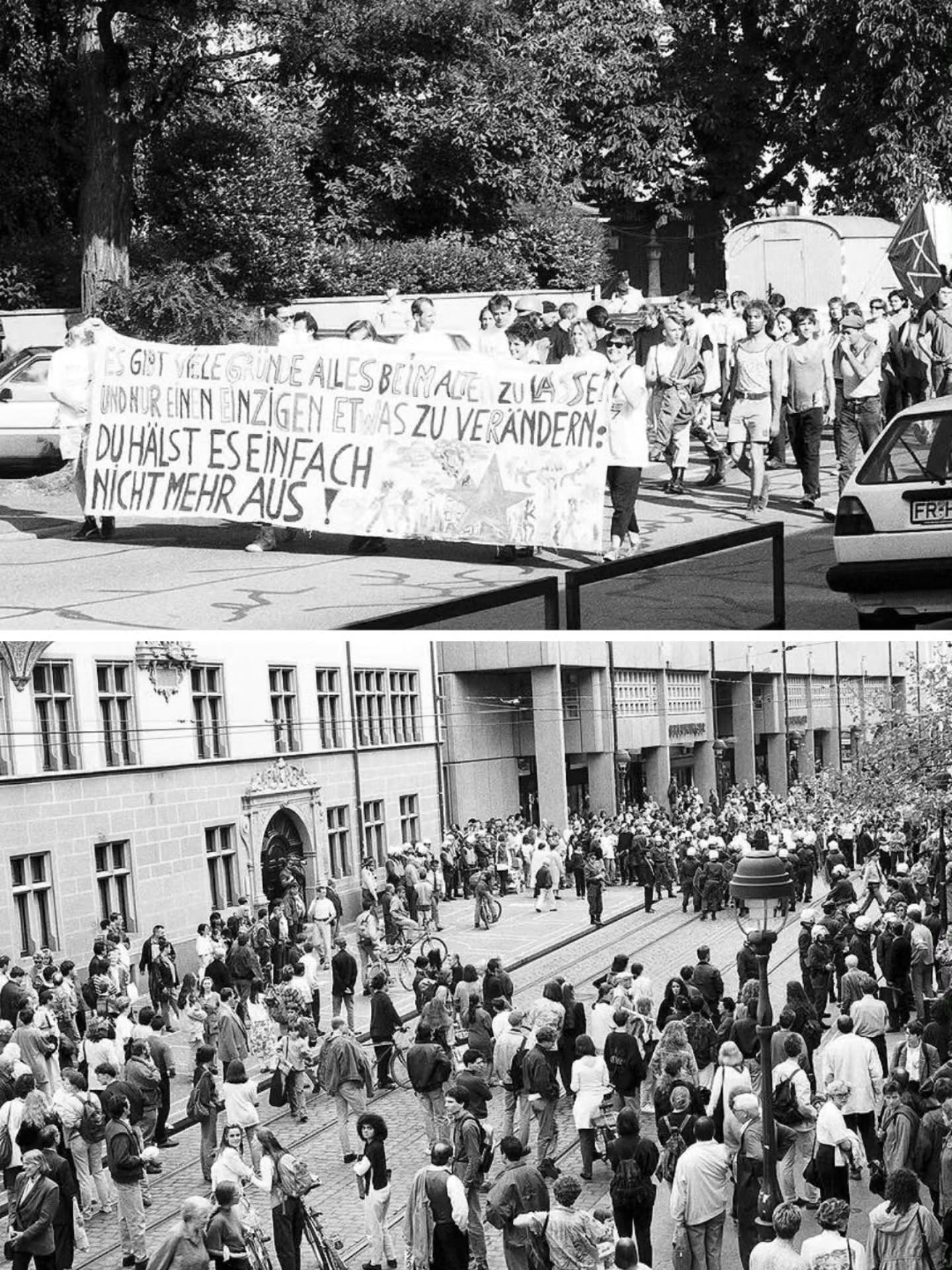 Zwei Schwarz-Weiß-Fotos zeigen Demonstrationen. Oben hält eine Gruppe ein Banner mit der Aufschrift: "ES GIBT VIELE GRÜNDE ALLES BEIM ALLEN ZU LASSEN UND NUR EINEN EINZIGEN ETWAS ZU VERÄNDERN: DU HÄLST ES EINFACH NICHT MEHR AUS!". Unten marschiert eine große Menschenmenge auf einer Straße mit Gleisen zwischen städtischen Gebäuden. (KI-Alternativtext)
