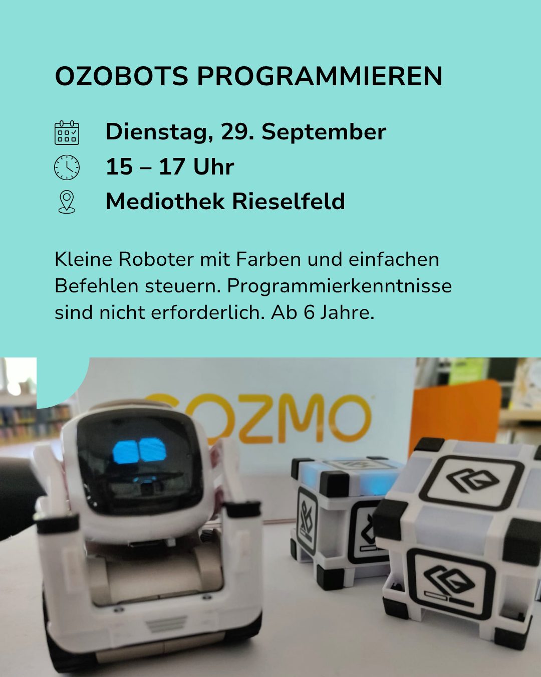 Flyer für das Event "OZOBOTS PROGRAMMIEREN" am Dienstag, 29. September von 15 bis 17 Uhr in der Mediothek Rieselfeld. Der Text erläutert das Steuern kleiner Roboter mit Farben und einfachen Befehlen ohne Vorkenntnisse ab 6 Jahren. Im unteren Bereich sind ein weißer Roboter mit blauen Augen und zwei Würfel mit Symbolen zu sehen. (KI-Alternativtext)