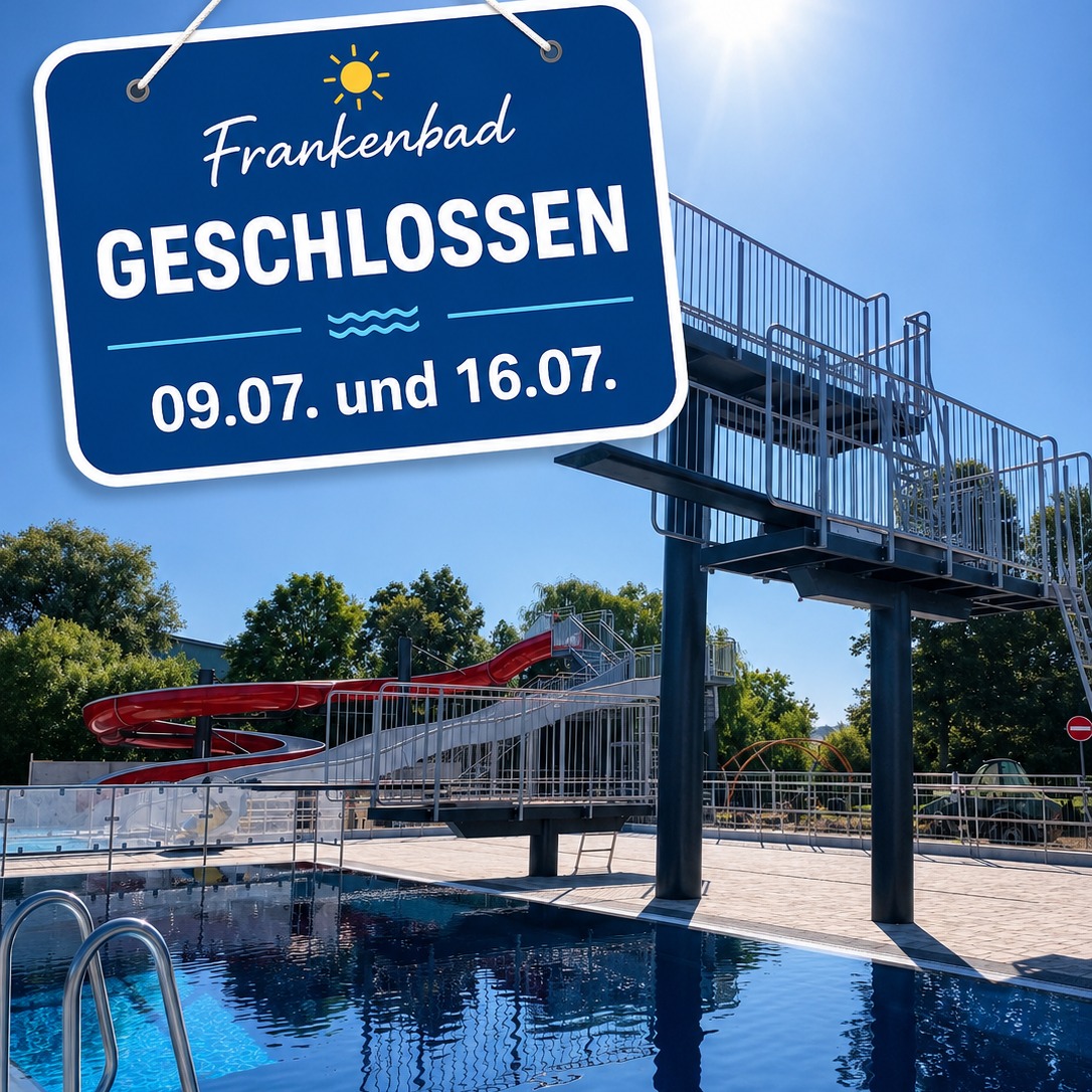 Ein blaues Schild mit der Aufschrift „Frankenbad GESCHLOSSEN 09.07. und 16.07.“ hängt vor einem Freibad. Im Hintergrund sind ein Sprungturm, eine rote Rutsche und der Pool zu sehen. (KI-Alternativtext)