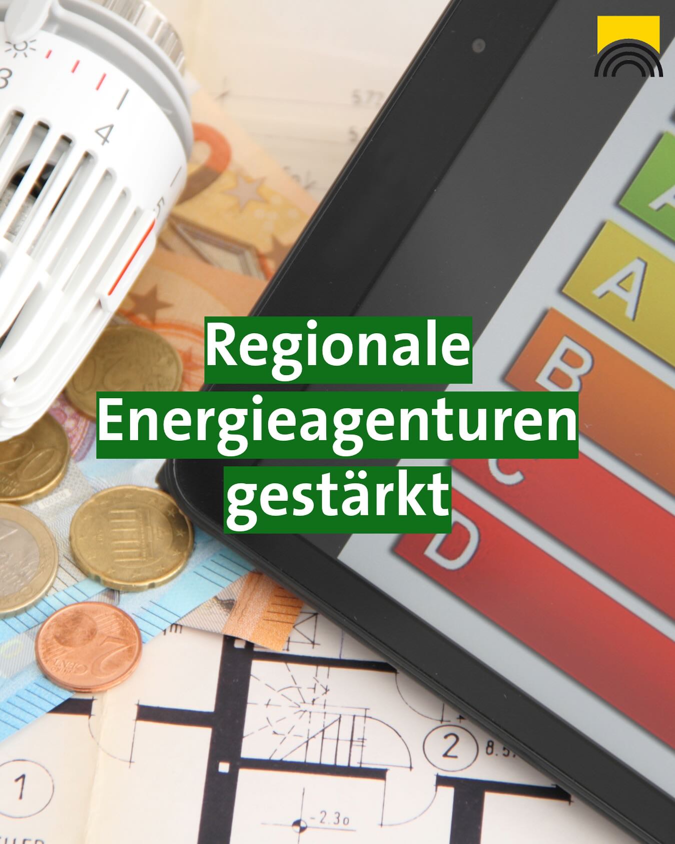 Ein Foto von einem Thermostat, Geld, einem Grundriss und einem Tablet, das eine farbcodierte Energieeffizienzskala zeigt.