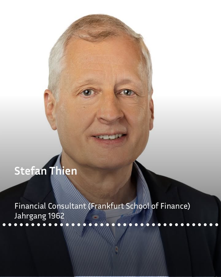 Ein Mann mit grauem Haar trägt ein hellblaues gestreiftes Hemd und ein dunkles Sakko. Im Vordergrund stehen die Wörter: „Stefan Thien, Financial Consultant (Frankfurt School of Finance), Jahrgang 1962“.
