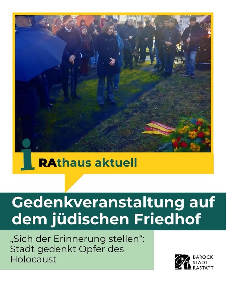 Dieser Alternativtext wurde KI-generiert: Schwarz-weißes Foto einer Gruppe von Personen im Freien, möglicherweise bei einer Veranstaltung. Im Vordergrund befindet sich ein Banner mit Text und Logo.