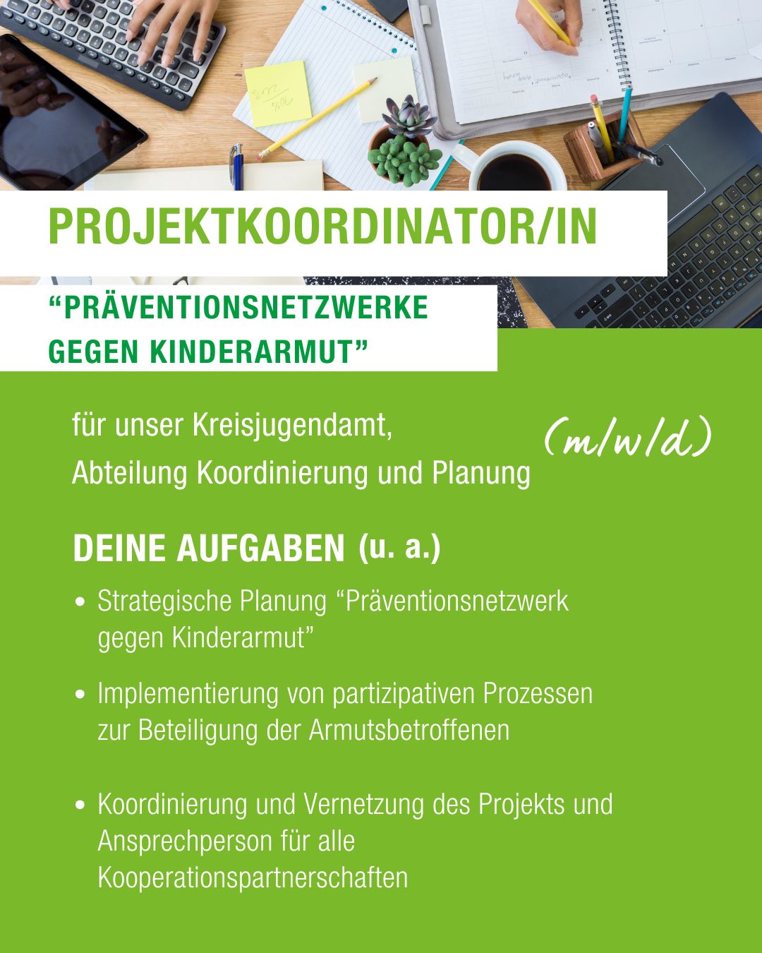 Dieser Alternativtext wurde KI-generiert: Schreibtischansicht mit Büroartikeln wie Stift, Notizzettel und einer Tasse. Im Vordergrund ein Dokument mit Text und einer grünen Überschrift.