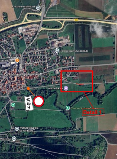 Dieser Alternativtext wurde KI-generiert: Luftaufnahme einer ländlichen Gegend mit Straßen, Gebäuden und Feldern. Rote Markierungen und Symbole heben bestimmte Bereiche auf der Karte hervor.