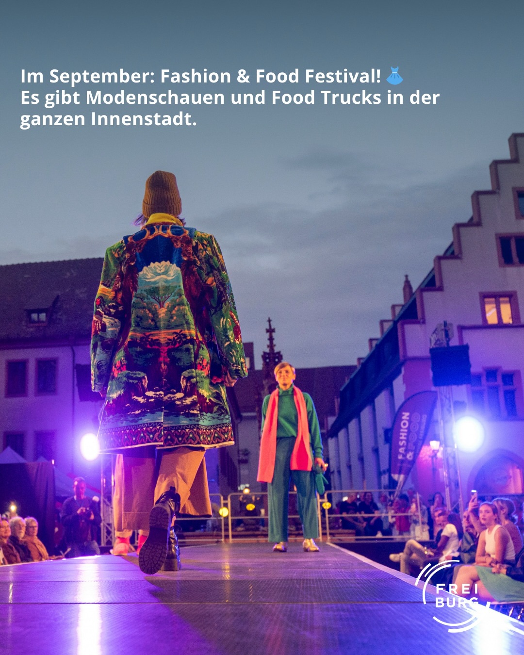 Dieser Alternativtext wurde KI-generiert: Eine Person geht auf einem Laufsteg entlang, während eine andere Person im Hintergrund steht. Im Hintergrund sind Gebäude und eine belebte Innenstadt zu sehen.