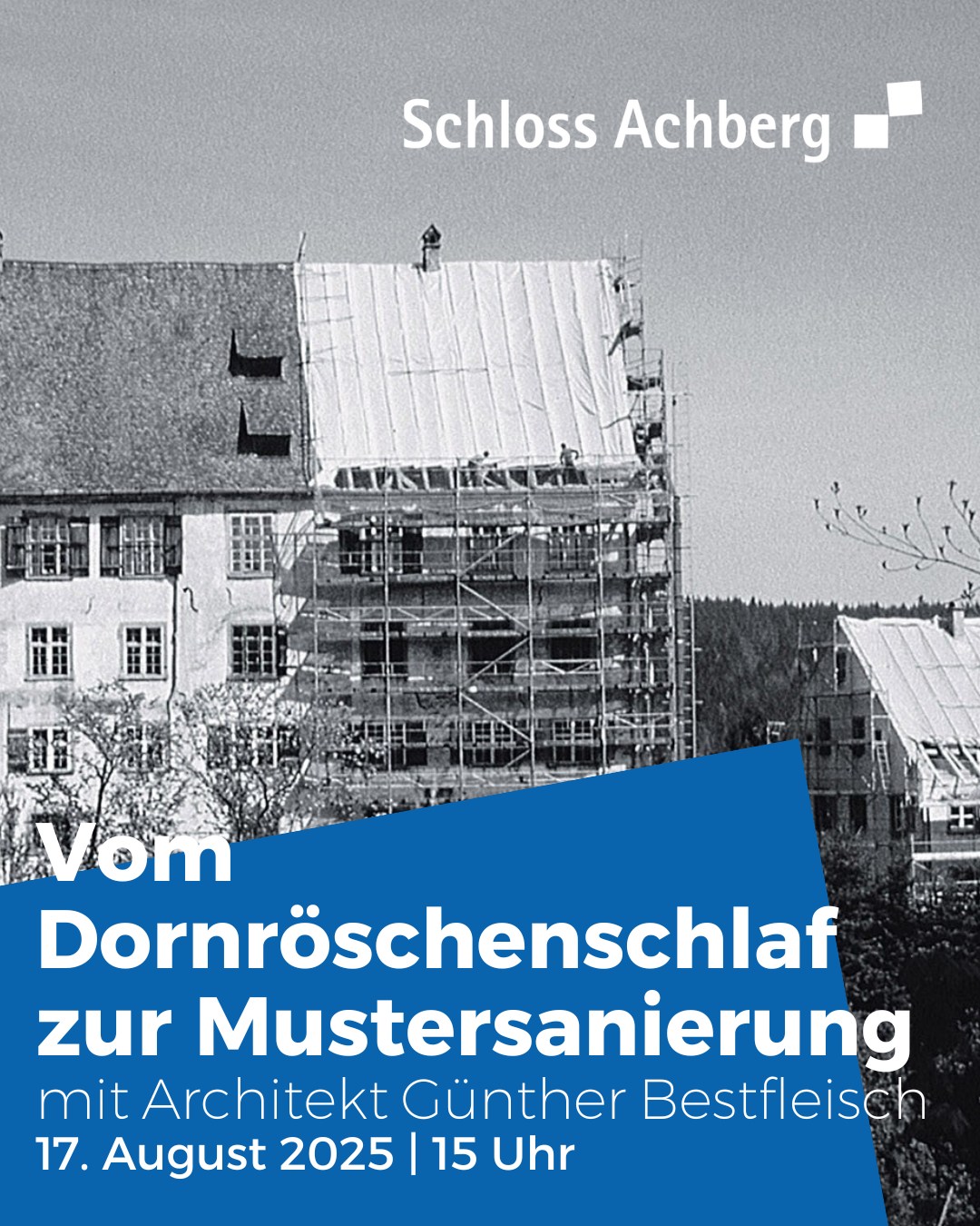 Ein Schwarz-Weiß-Foto zeigt ein Gebäude, das teilweise mit Baugerüsten verdeckt ist. Ein blauer Textblock kündigt eine Veranstaltung an.