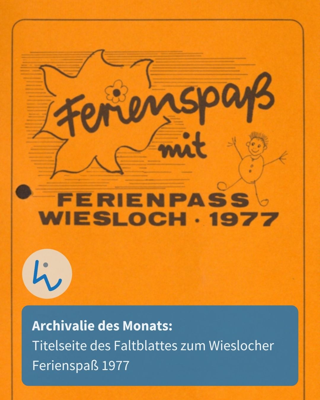 Orange Faltblatt mit der handschriftlichen Überschrift „Ferienspaß“ in einer Sonnenform und einer Strichzeichnung einer Person. Darunter steht in fetten Buchstaben „FERIENPASS WIESLOCH · 1977“. Ein blauer Textkasten am unteren Rand beschriftet das Dokument als „Archivalie des Monats: Titelseite des Faltblattes zum Wieslocher Ferienspaß 1977“. (KI-Alternativtext)