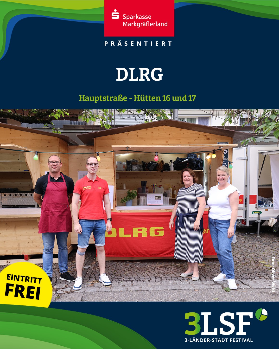 Vier Personen stehen vor einem Holzstand mit DLRG-Banner, präsentiert von Sparkasse Markgräflerland auf dem 3-LSF-Festival; Eintritt ist frei. (KI-Alternativtext)