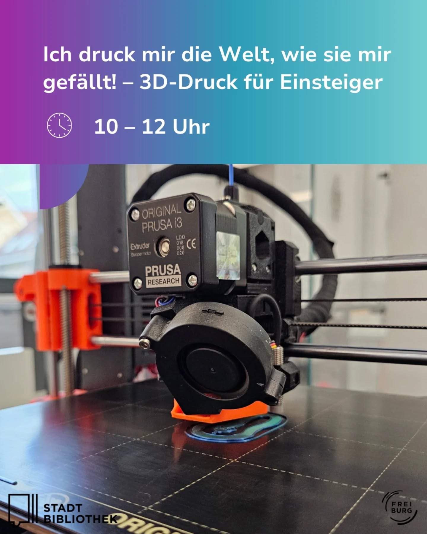 Dieser Alternativtext wurde KI-generiert: Ein 3D-Drucker arbeitet auf einer beleuchteten Druckplatte. Im Hintergrund ist eine verschwommene Büroumgebung erkennbar.