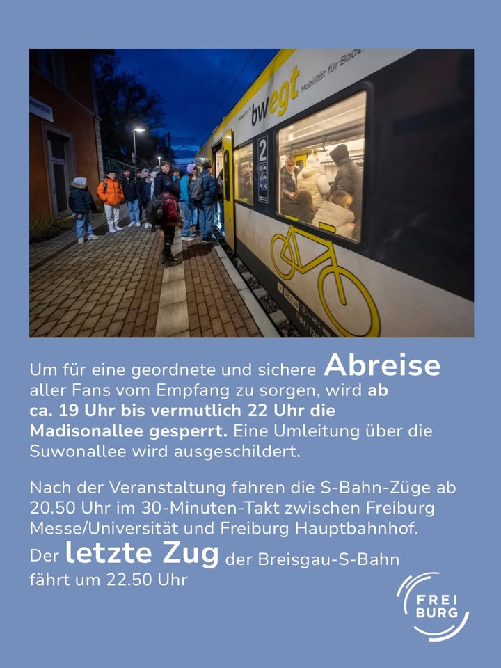 Menschen warten abends an einem Bahnsteig, während ein S-Bahn-Zug mit der Aufschrift „bwegT“ und einem Fahrradsymbol steht. Im Fenster sind Fahrgäste zu sehen, die Türen sind geöffnet. (KI-Alternativtext)