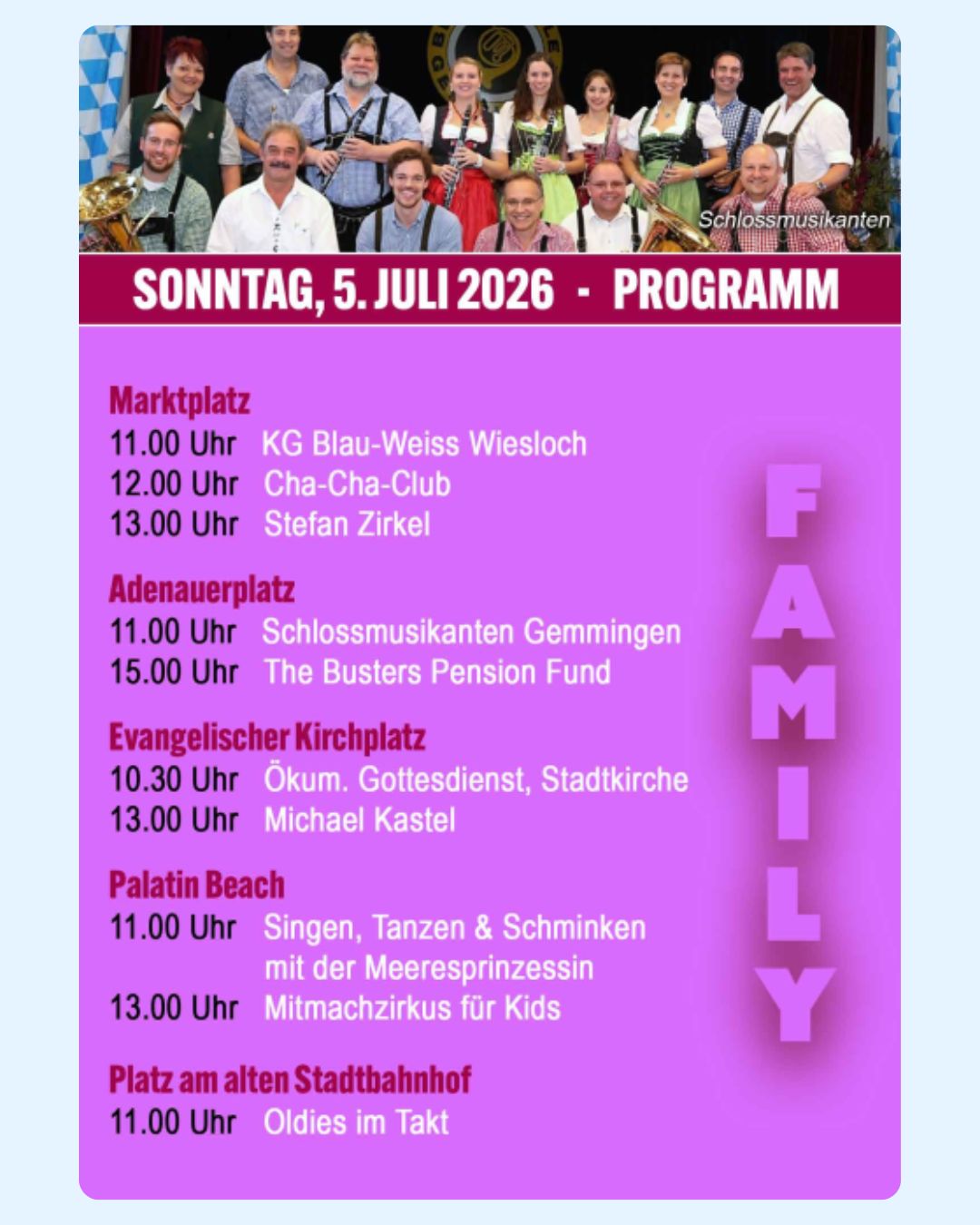 Gruppenfoto von Musikern in traditioneller Kleidung über einem Programm für Sonntag, 5. Juli 2026, mit Auftritten an verschiedenen Orten wie Marktplatz, Adenauerplatz und Palatin Beach, darunter auch ein Ökumenischer Gottesdienst und Kinderaktivitäten. Rechts steht vertikal „FAMILY“. (KI-Alternativtext)