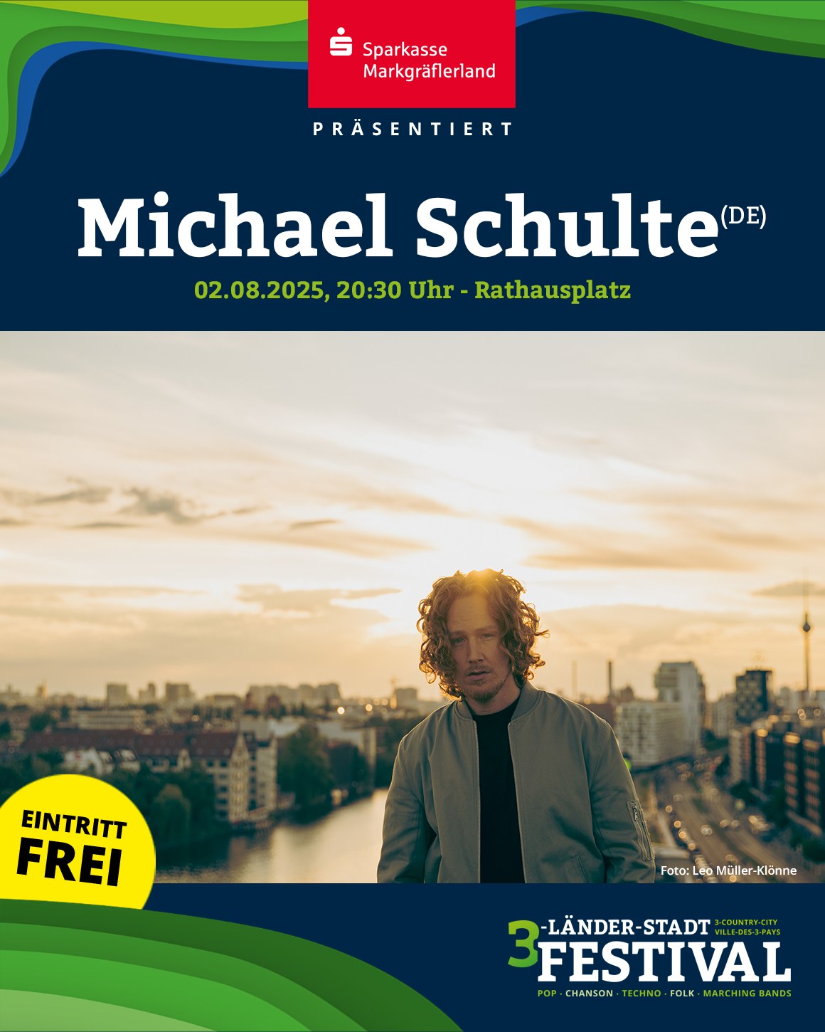 Ein Werbeplakat für ein Festival zeigt jemanden vor einer Stadtansicht bei Sonnenuntergang. Informationen zu Datum, Uhrzeit und freiem Eintritt sind enthalten.