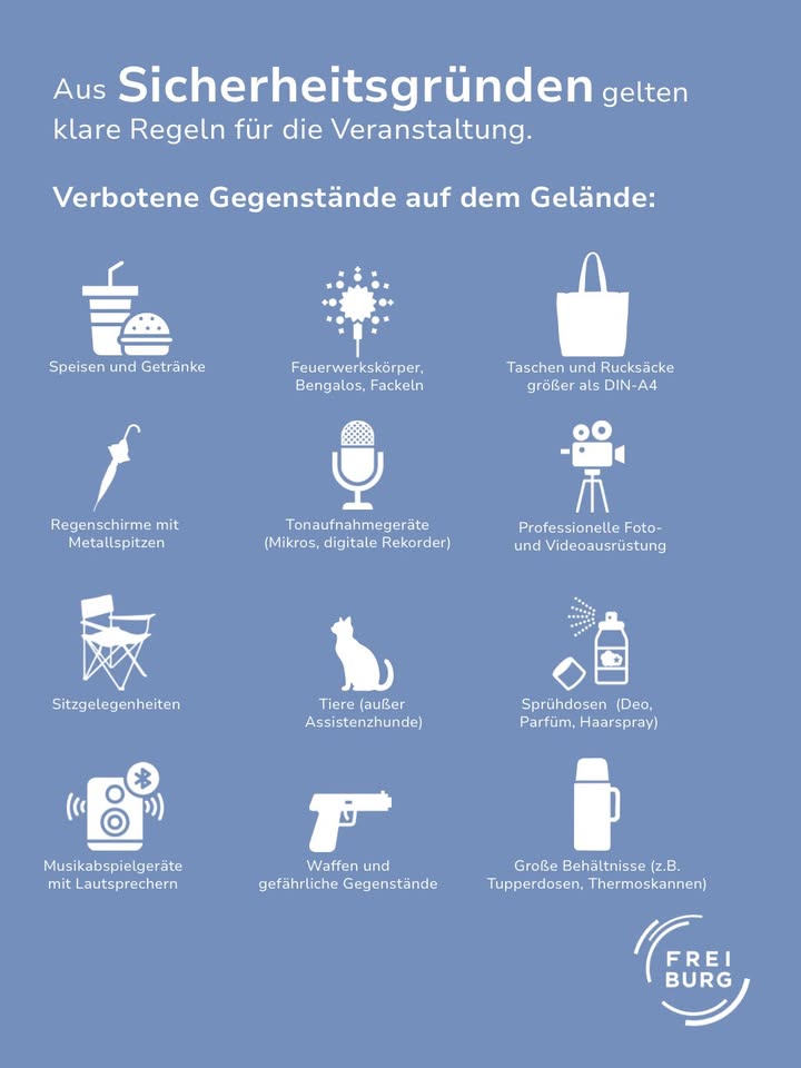 Auf blauem Hintergrund Liste verbotener Gegenstände auf einem Gelände aus Sicherheitsgründen: Speisen, Feuerwerkskörper, große Taschen, Regenschirme mit Metallspitzen, Ton- und Fotoausrüstung, Sitzgelegenheiten, Tiere (außer Assistenzhunde), Sprühdosen, Musikgeräte, Waffen, große Behältnisse. Unten rechts Logo „FREI BURG“. (KI-Alternativtext)