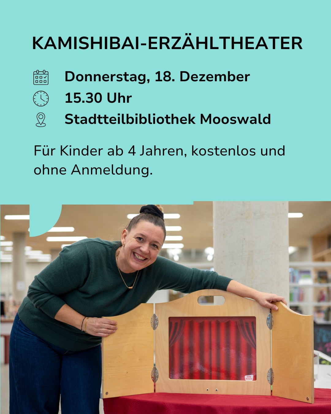 Dieser Alternativtext wurde KI-generiert: Ein farbiges Bild zeigt eine Person, die vor einem Holztheater steht. Das Theater ist offen und gibt den Blick auf einen roten Hintergrund frei.