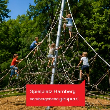 Mehrere Kinder klettern auf einem großen Metallklettergerüst im Freien. Ein rotes Schild im Vordergrund verkündet: „Spielplatz Hamberg vorübergehend gesperrt“. Der Hintergrund zeigt Bäume und blauen Himmel. (KI-Alternativtext)