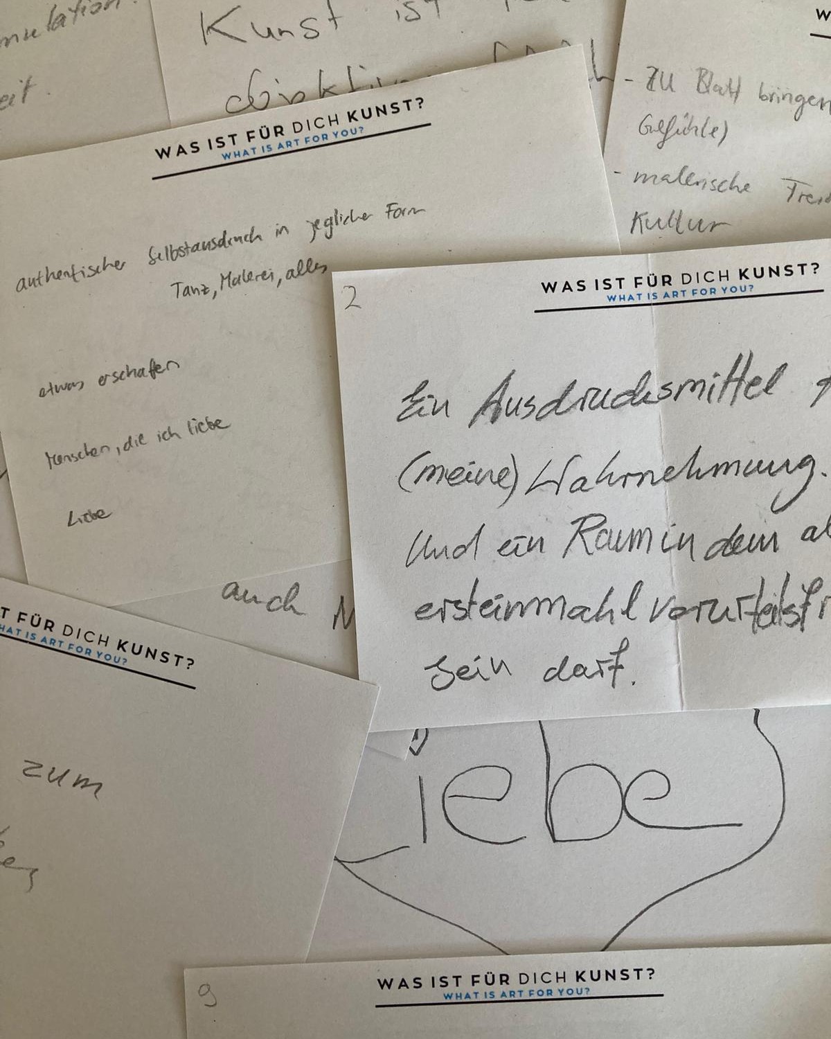 Dieser Alternativtext wurde KI-generiert: Schwarz-weißes Foto von mehreren losen Zetteln mit handschriftlichen Texten. Die Zettel liegen auf einer hellen Oberfläche und weisen verschiedene Schriftgrößen und -stile auf.
