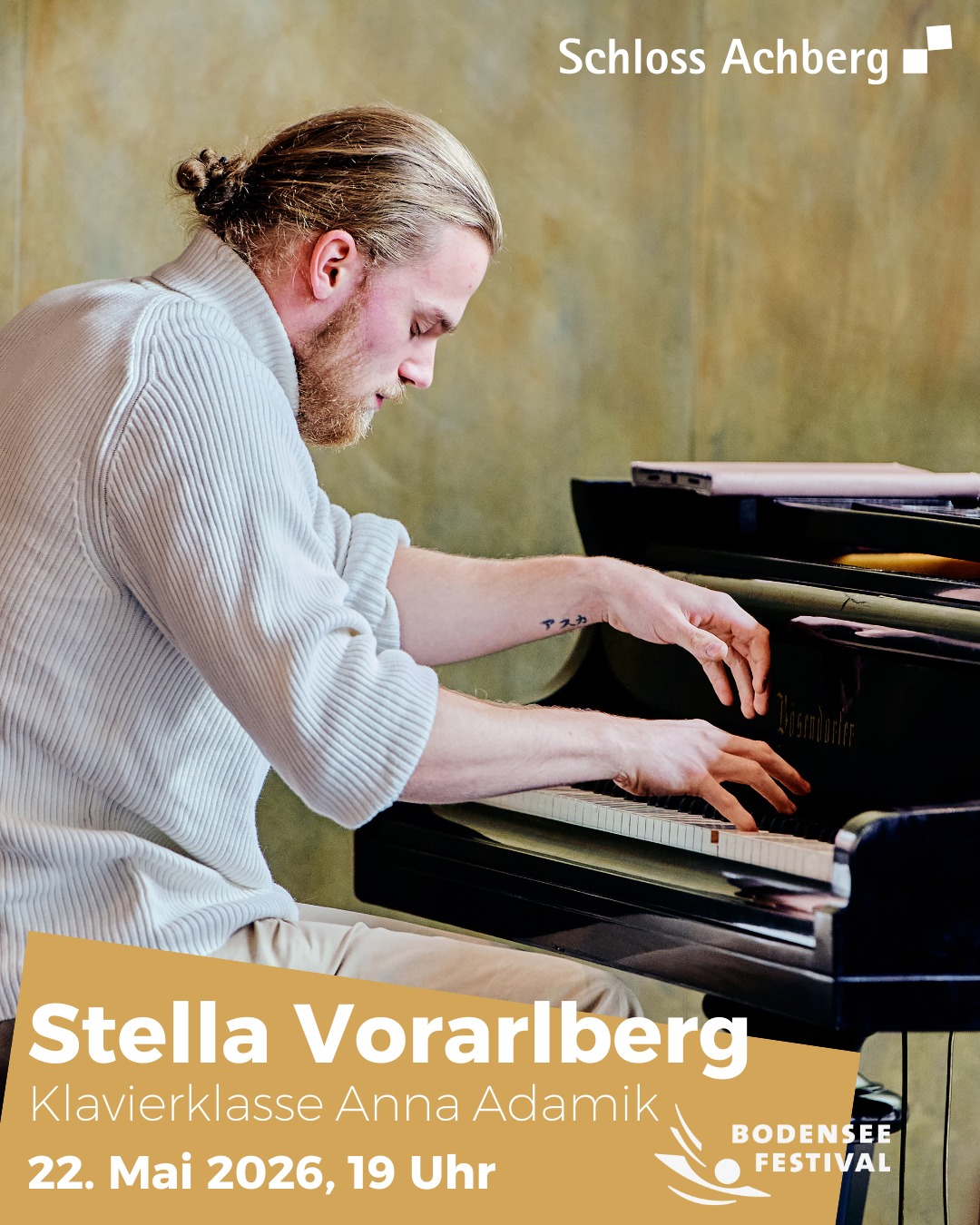 Dieser Alternativtext wurde KI-generiert: Ein Schwarz-Weiß-Foto zeigt eine Person, die am Klavier spielt. Im unteren Bereich des Bildes befindet sich ein orangefarbener Balken mit Text und Logos.