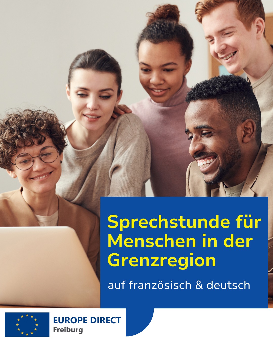 Dieser Alternativtext wurde KI-generiert: Eine Gruppe von Personen blickt auf ein Laptop. Auf dem blauen Banner steht ein Text und darunter befindet sich ein Logo mit der Europaflagge.