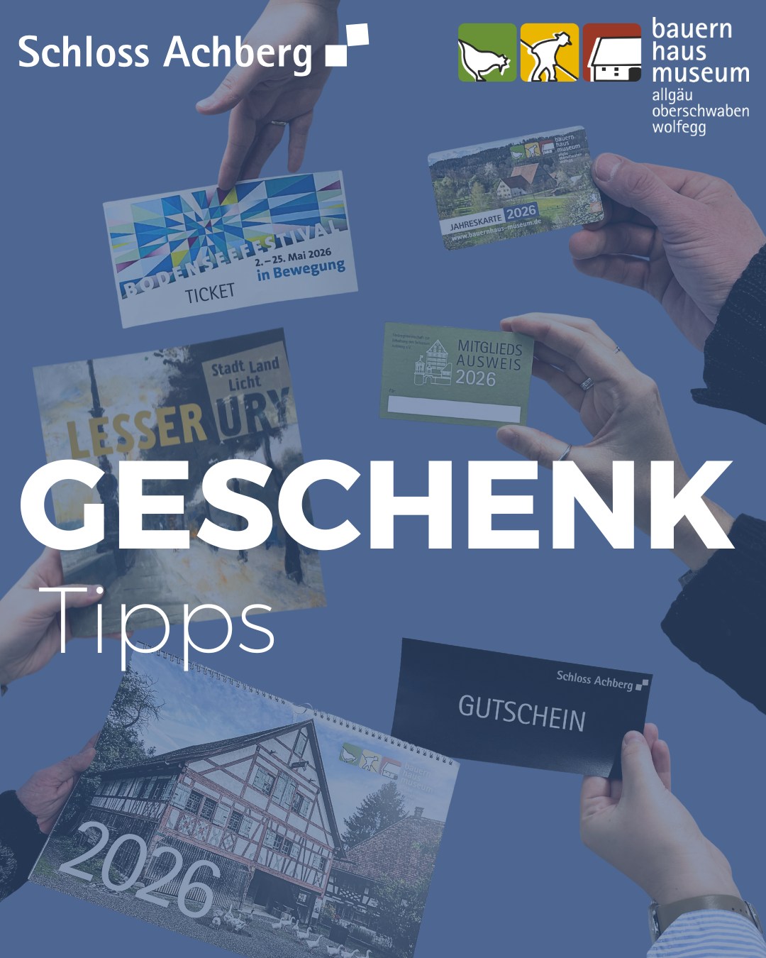 Dieser Alternativtext wurde KI-generiert: Schwarz-Weiß-Foto mit Text und Karten, die auf einer hölzernen Oberfläche liegen. Im Hintergrund ist ein Gebäude mit Bergen zu sehen.